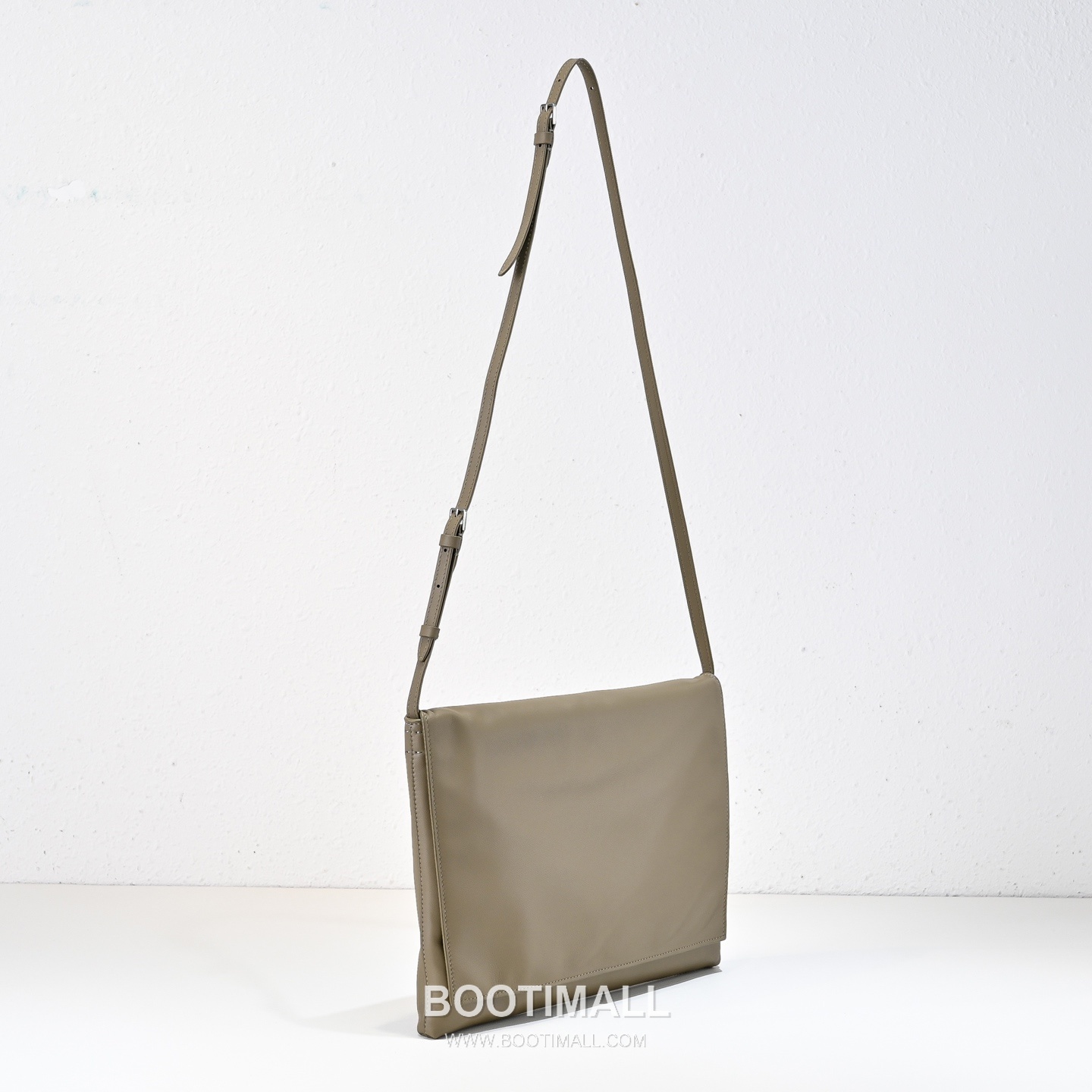 The Row Nan Lambskin Shoulder Bag with Flap Detail 더로우 난 램스킨 플랩 숄더 크로스백 31cm 3