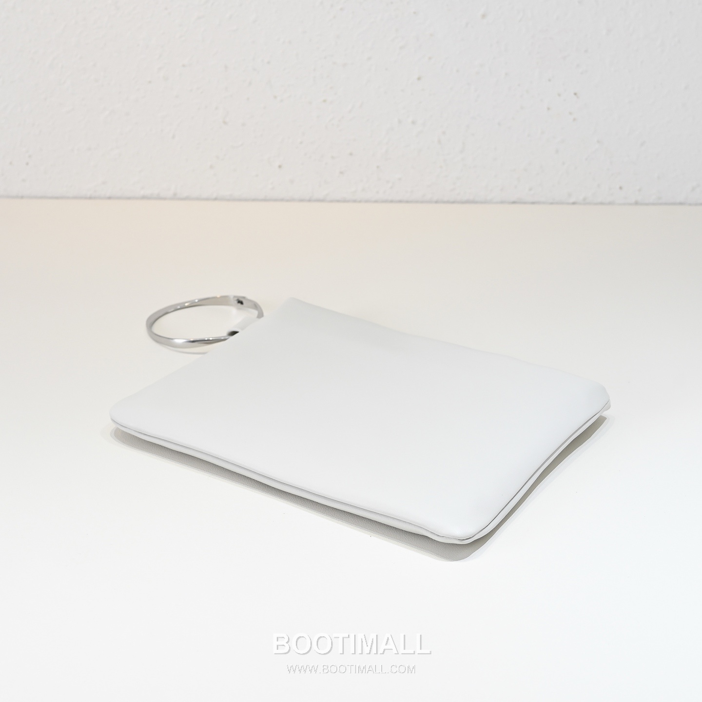 The Row Bracelet Lambskin Clutch Bag with Bangle Handle Detail 더로우 브레이슬릿 램스킨 뱅글 핸들 클러치백 24.5cm 2