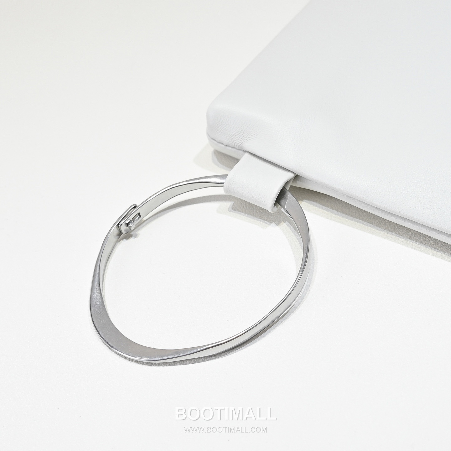 The Row Bracelet Lambskin Clutch Bag with Bangle Handle Detail 더로우 브레이슬릿 램스킨 뱅글 핸들 클러치백 24.5cm 3