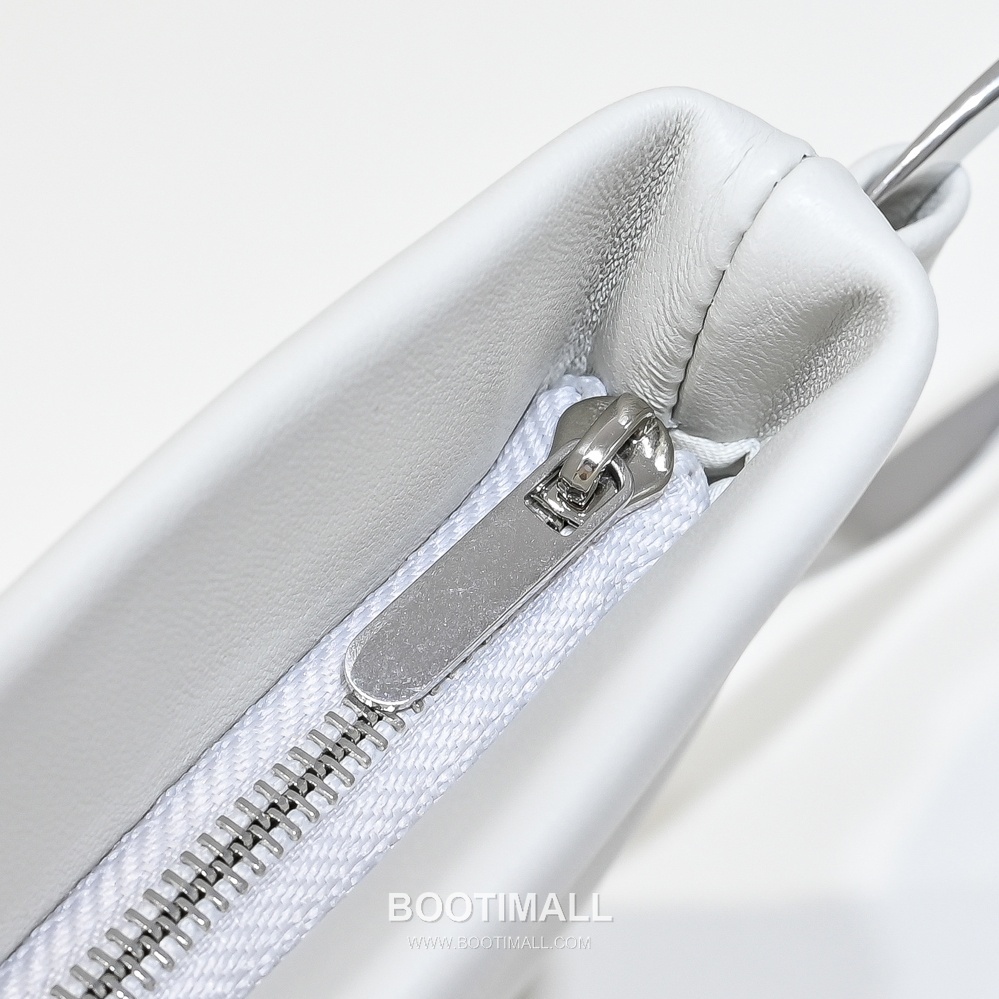 The Row Bracelet Lambskin Clutch Bag with Bangle Handle Detail 더로우 브레이슬릿 램스킨 뱅글 핸들 클러치백 24.5cm 5