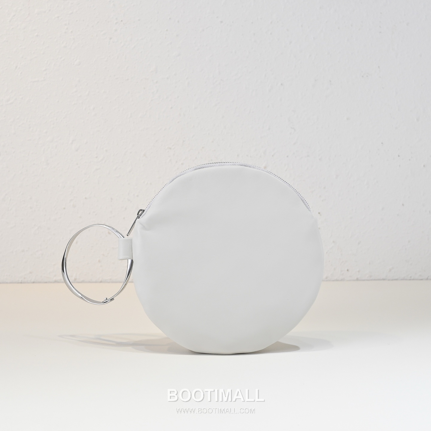 The Row Bracelet Lambskin Clutch Bag with Bangle Handle Detail 더로우 브레이슬릿 램스킨 뱅글 핸들 클러치백 18.5cm 1