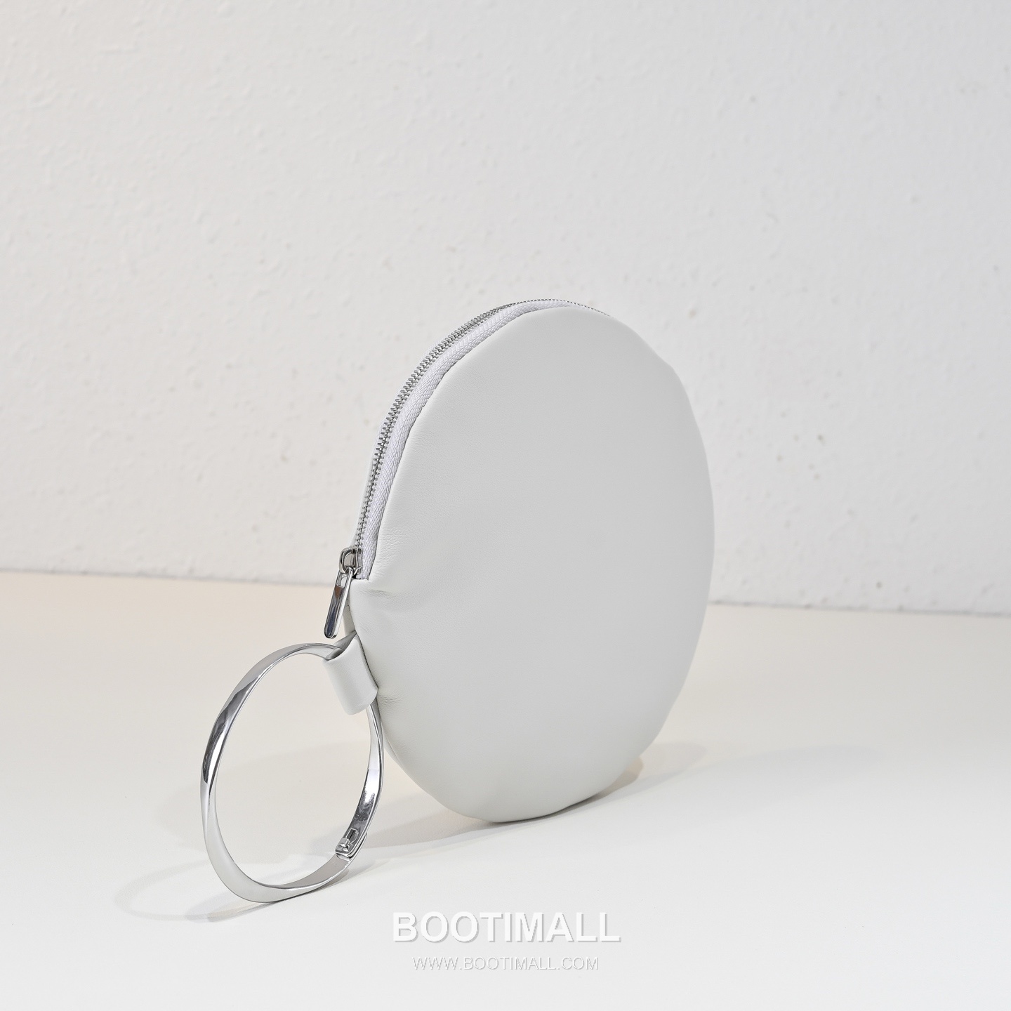 The Row Bracelet Lambskin Clutch Bag with Bangle Handle Detail 더로우 브레이슬릿 램스킨 뱅글 핸들 클러치백 18.5cm 3