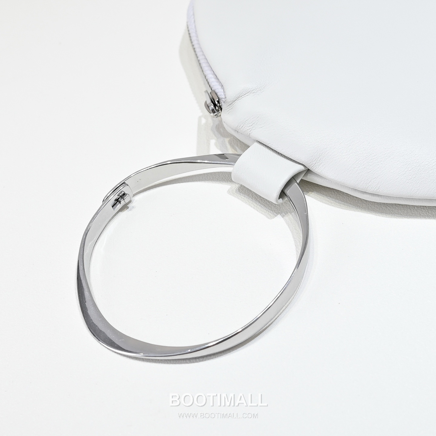 The Row Bracelet Lambskin Clutch Bag with Bangle Handle Detail 더로우 브레이슬릿 램스킨 뱅글 핸들 클러치백 18.5cm 5