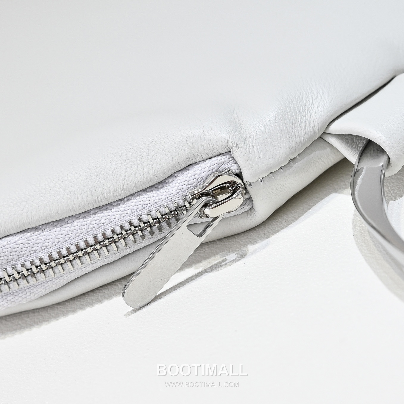The Row Bracelet Lambskin Clutch Bag with Bangle Handle Detail 더로우 브레이슬릿 램스킨 뱅글 핸들 클러치백 18.5cm 6