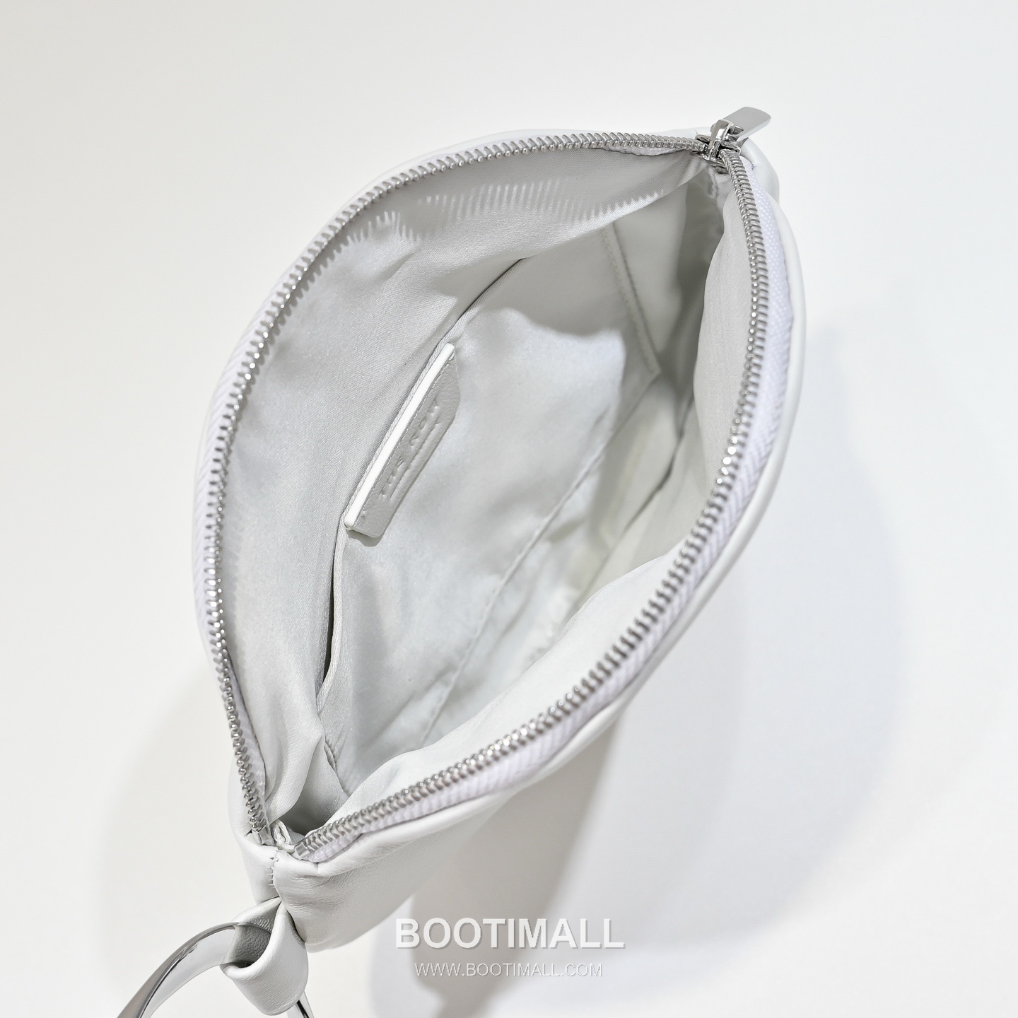 The Row Bracelet Lambskin Clutch Bag with Bangle Handle Detail 더로우 브레이슬릿 램스킨 뱅글 핸들 클러치백 18.5cm 8