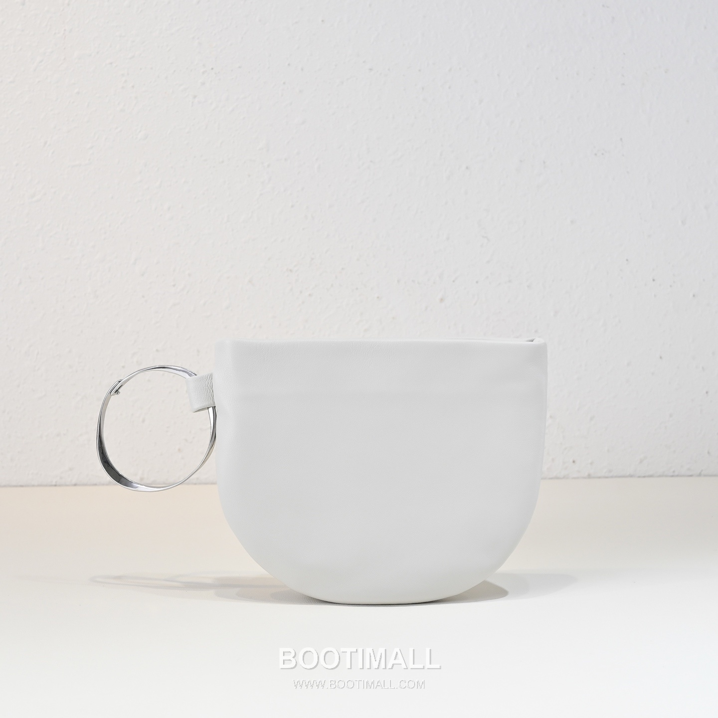 The Row Bracelet Lambskin Clutch Bag with Bangle Handle Detail 더로우 브레이슬릿 램스킨 뱅글 핸들 클러치백 20cm 1