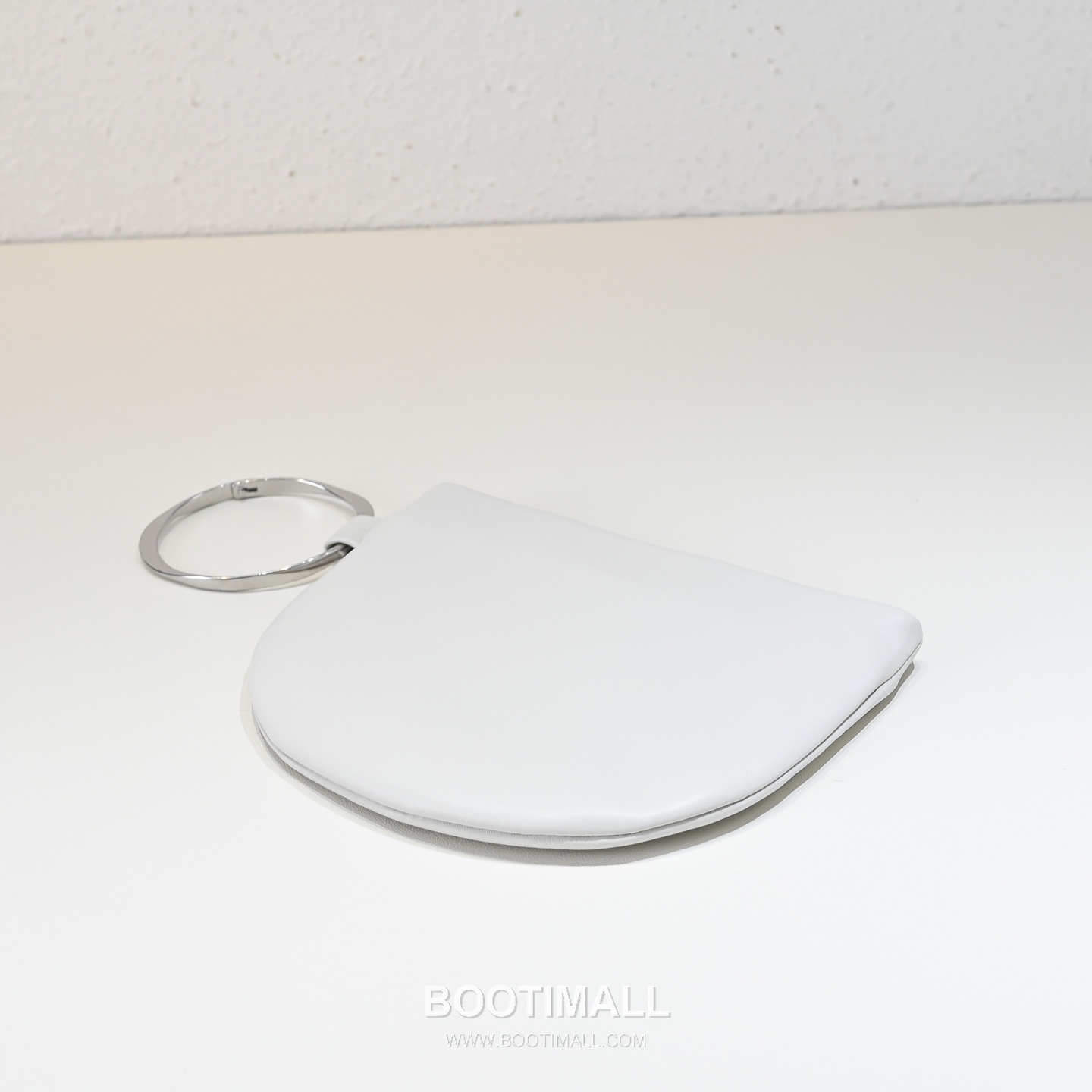 The Row Bracelet Lambskin Clutch Bag with Bangle Handle Detail 더로우 브레이슬릿 램스킨 뱅글 핸들 클러치백 20cm 3