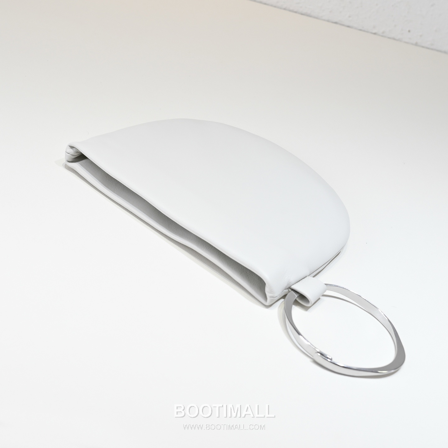 The Row Bracelet Lambskin Clutch Bag with Bangle Handle Detail 더로우 브레이슬릿 램스킨 뱅글 핸들 클러치백 20cm 4