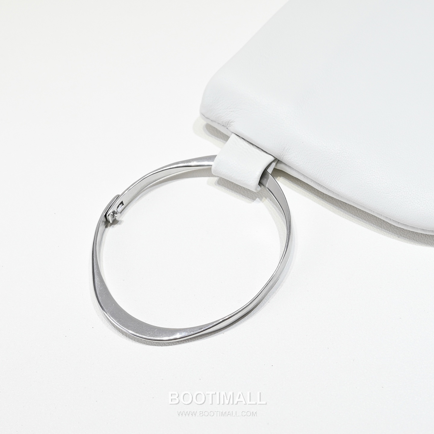 The Row Bracelet Lambskin Clutch Bag with Bangle Handle Detail 더로우 브레이슬릿 램스킨 뱅글 핸들 클러치백 20cm 5