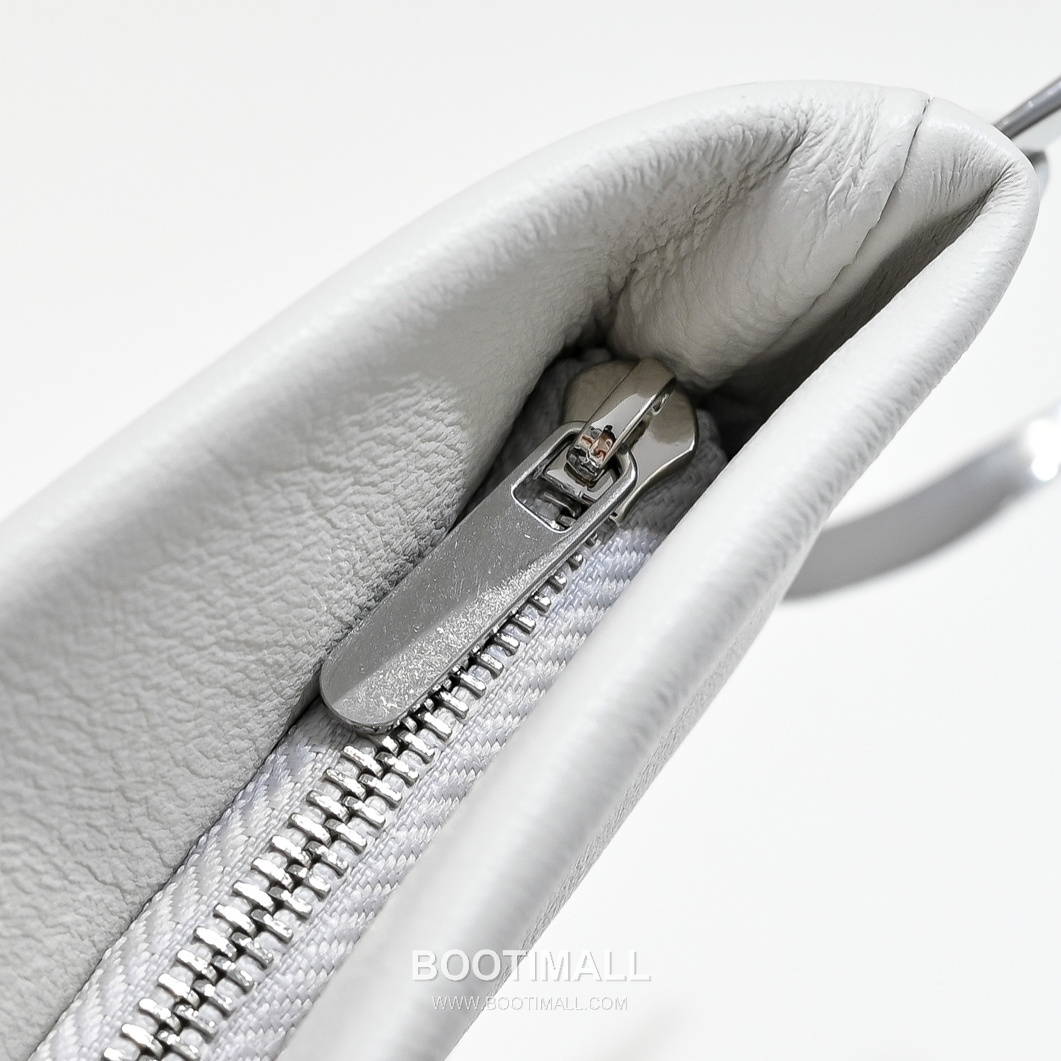 The Row Bracelet Lambskin Clutch Bag with Bangle Handle Detail 더로우 브레이슬릿 램스킨 뱅글 핸들 클러치백 20cm 7