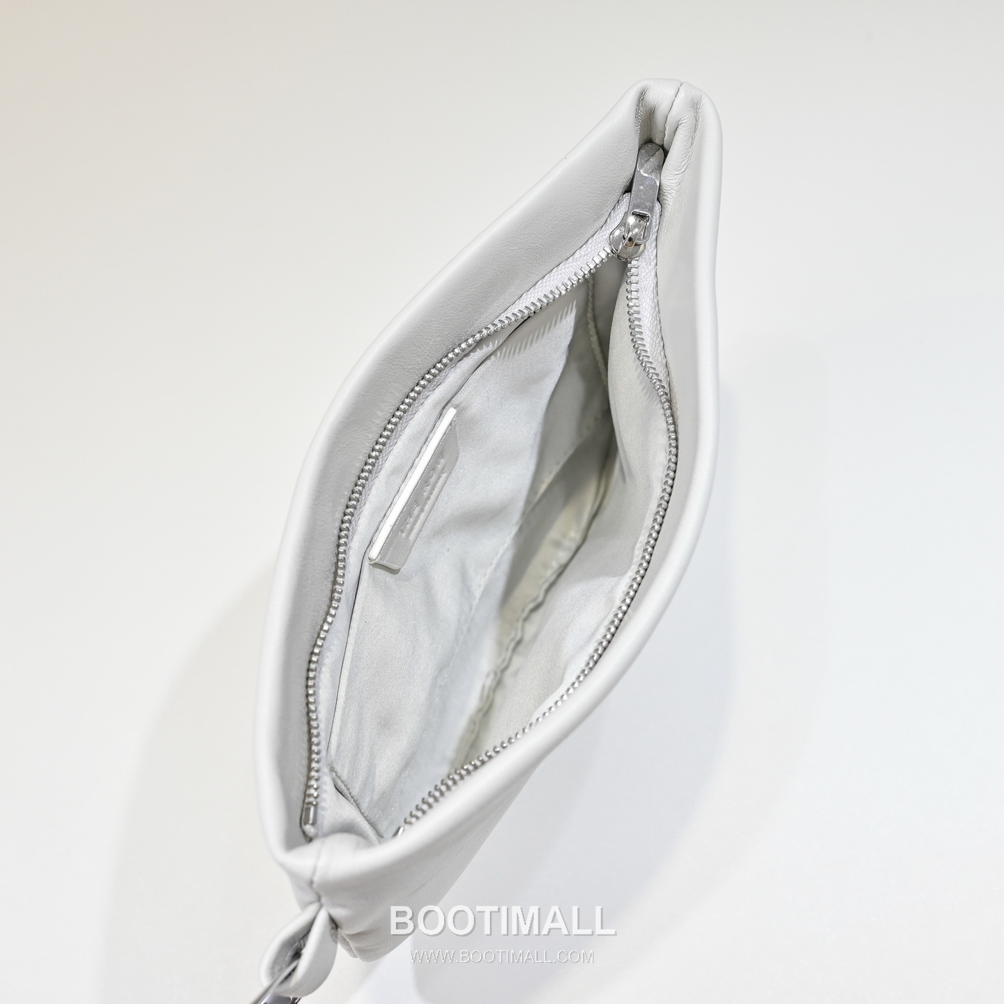 The Row Bracelet Lambskin Clutch Bag with Bangle Handle Detail 더로우 브레이슬릿 램스킨 뱅글 핸들 클러치백 20cm 9