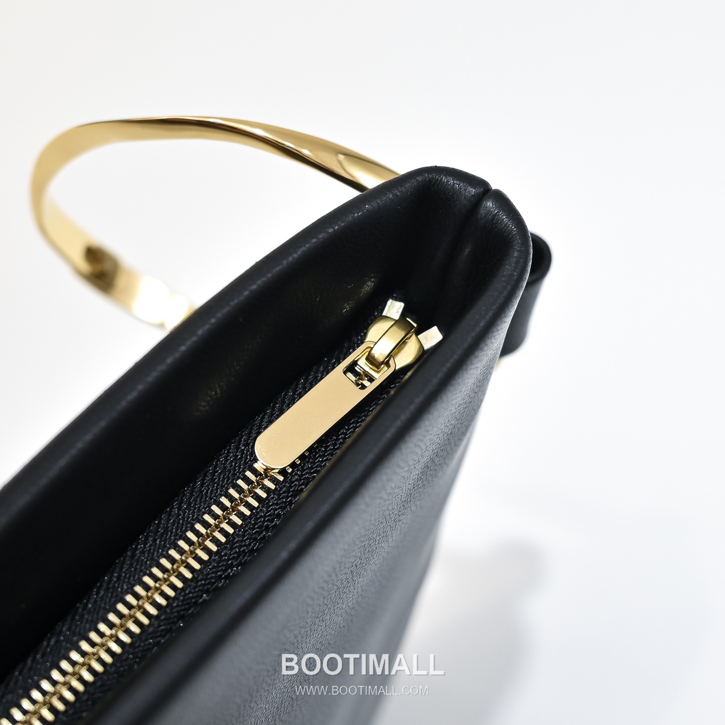 The Row Bracelet Lambskin Clutch Bag with Bangle Handle Detail 더로우 브레이슬릿 램스킨 뱅글 핸들 클러치백 24.5cm 6