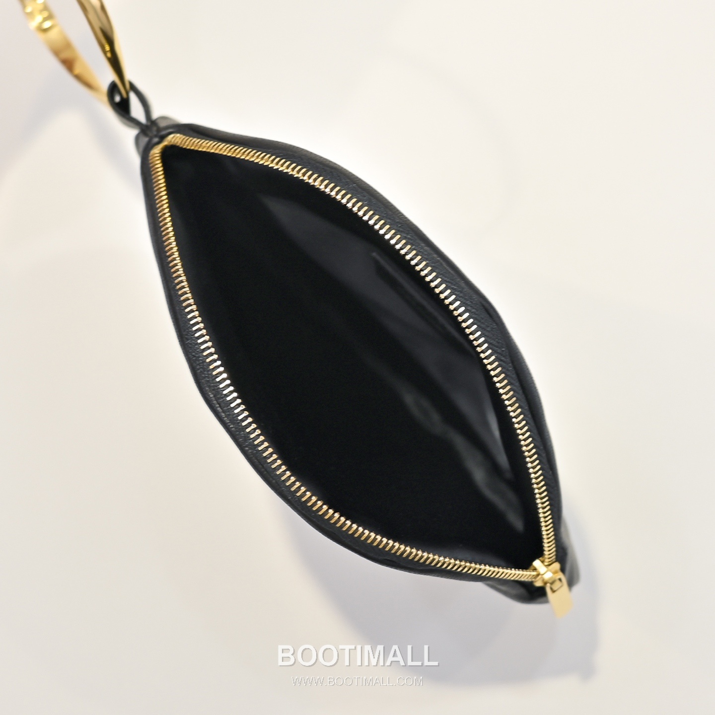 The Row Bracelet Lambskin Clutch Bag with Bangle Handle Detail 더로우 브레이슬릿 램스킨 뱅글 핸들 클러치백 18.5cm 5