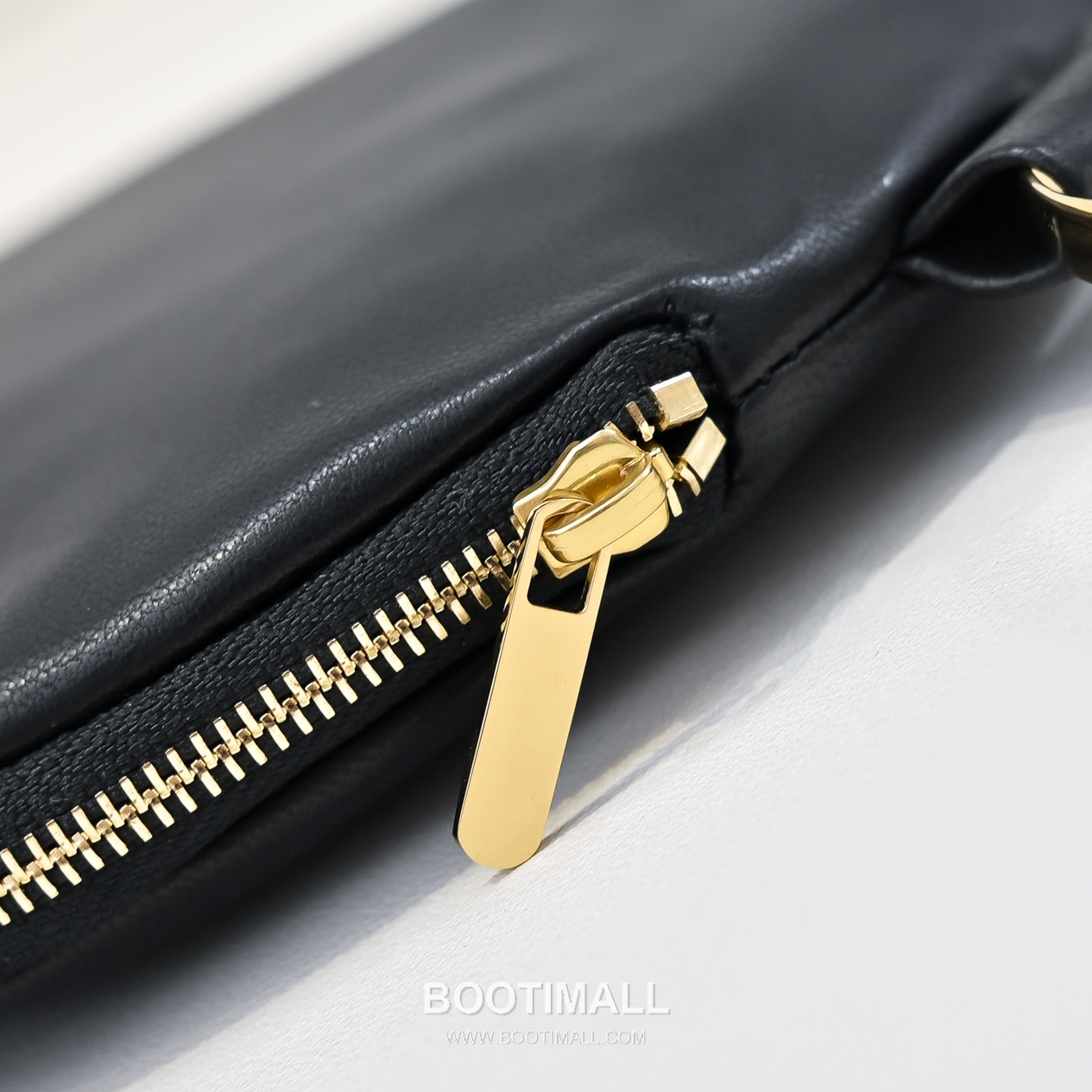 The Row Bracelet Lambskin Clutch Bag with Bangle Handle Detail 더로우 브레이슬릿 램스킨 뱅글 핸들 클러치백 18.5cm 7