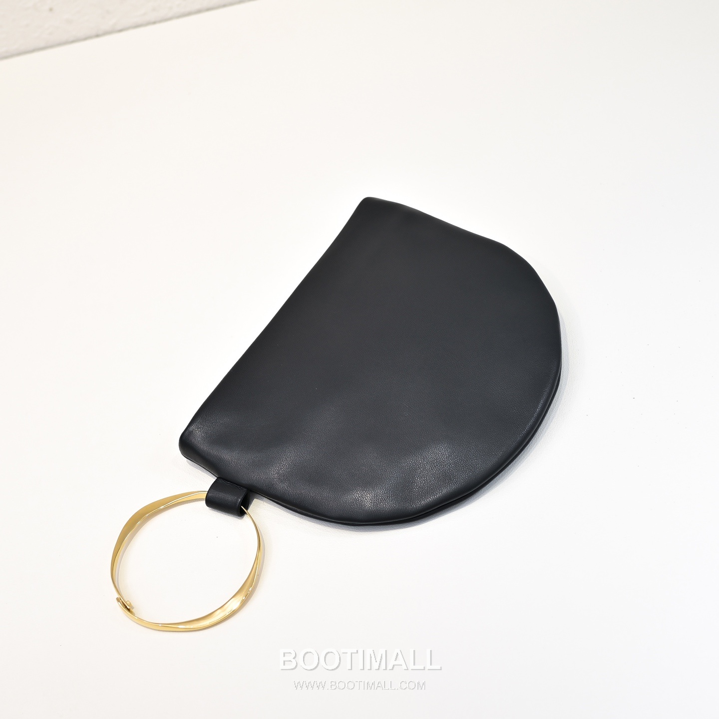The Row Bracelet Lambskin Clutch Bag with Bangle Handle Detail 더로우 브레이슬릿 램스킨 뱅글 핸들 클러치백 20cm 3