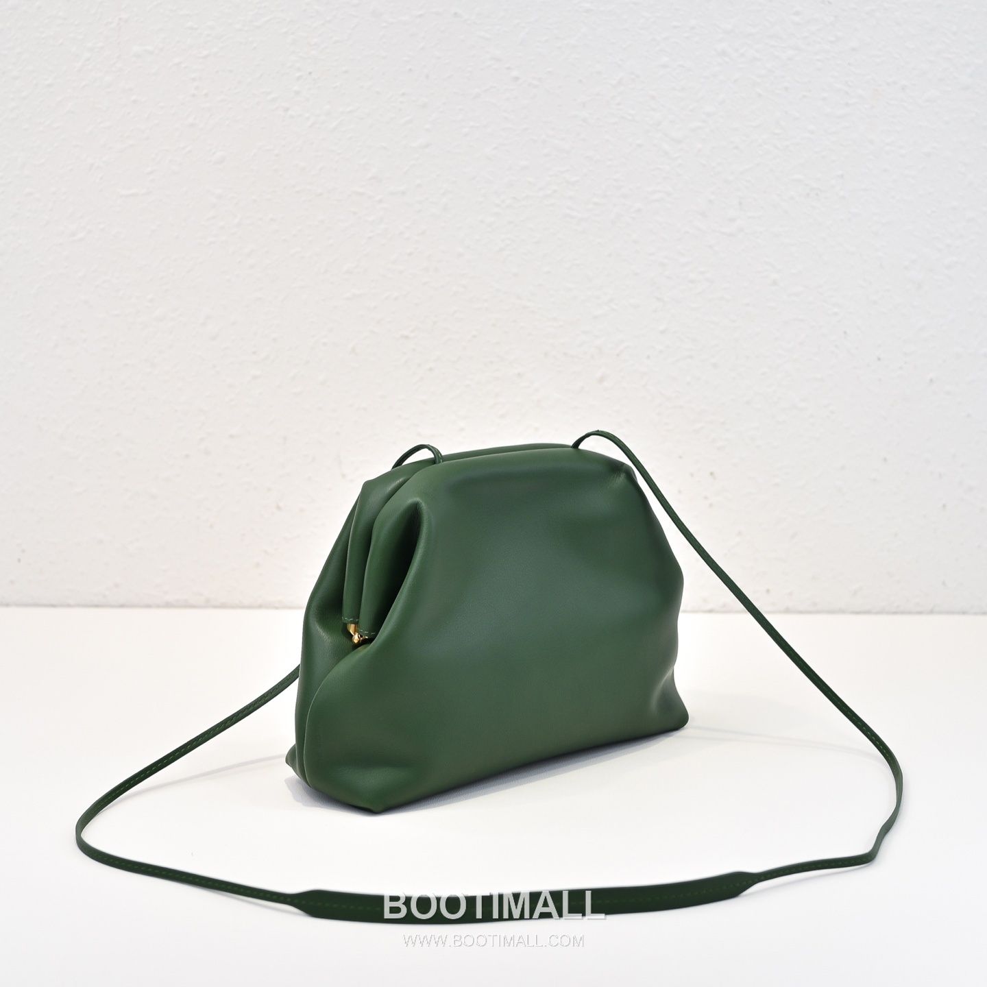 The Row Mira Saddle Calfskin Shoulder Bag with Strap Detail 더로우 미라 새들 카프스킨 스트랩 숄더백 25cm 3