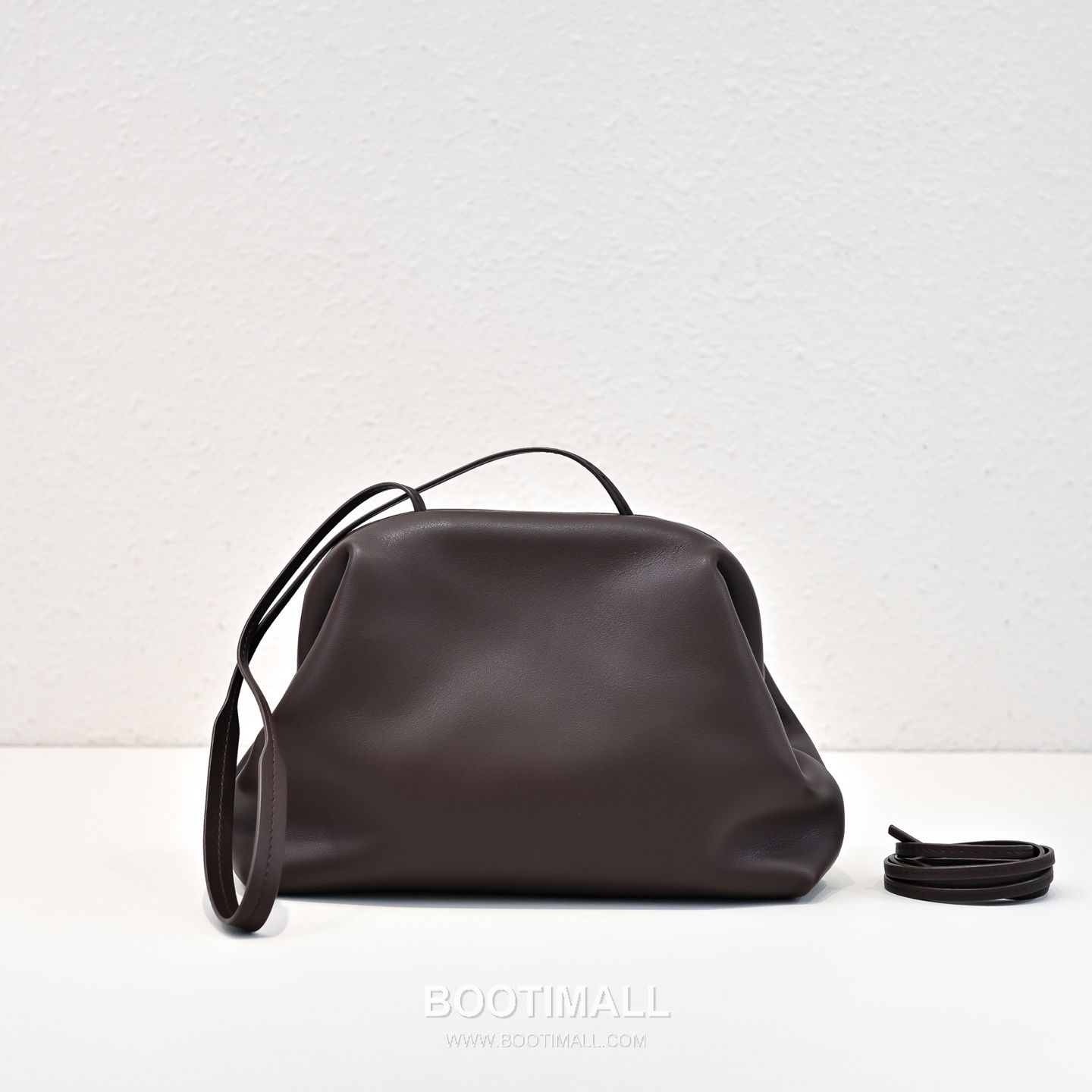 The Row Mira Saddle Calfskin Shoulder Bag with Strap Detail 더로우 미라 새들 카프스킨 스트랩 숄더백 25cm 2