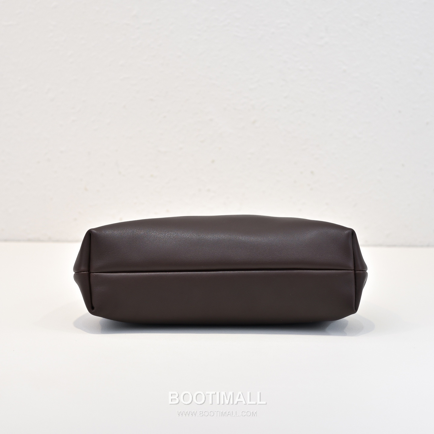 The Row Mira Saddle Calfskin Shoulder Bag with Strap Detail 더로우 미라 새들 카프스킨 스트랩 숄더백 25cm 4