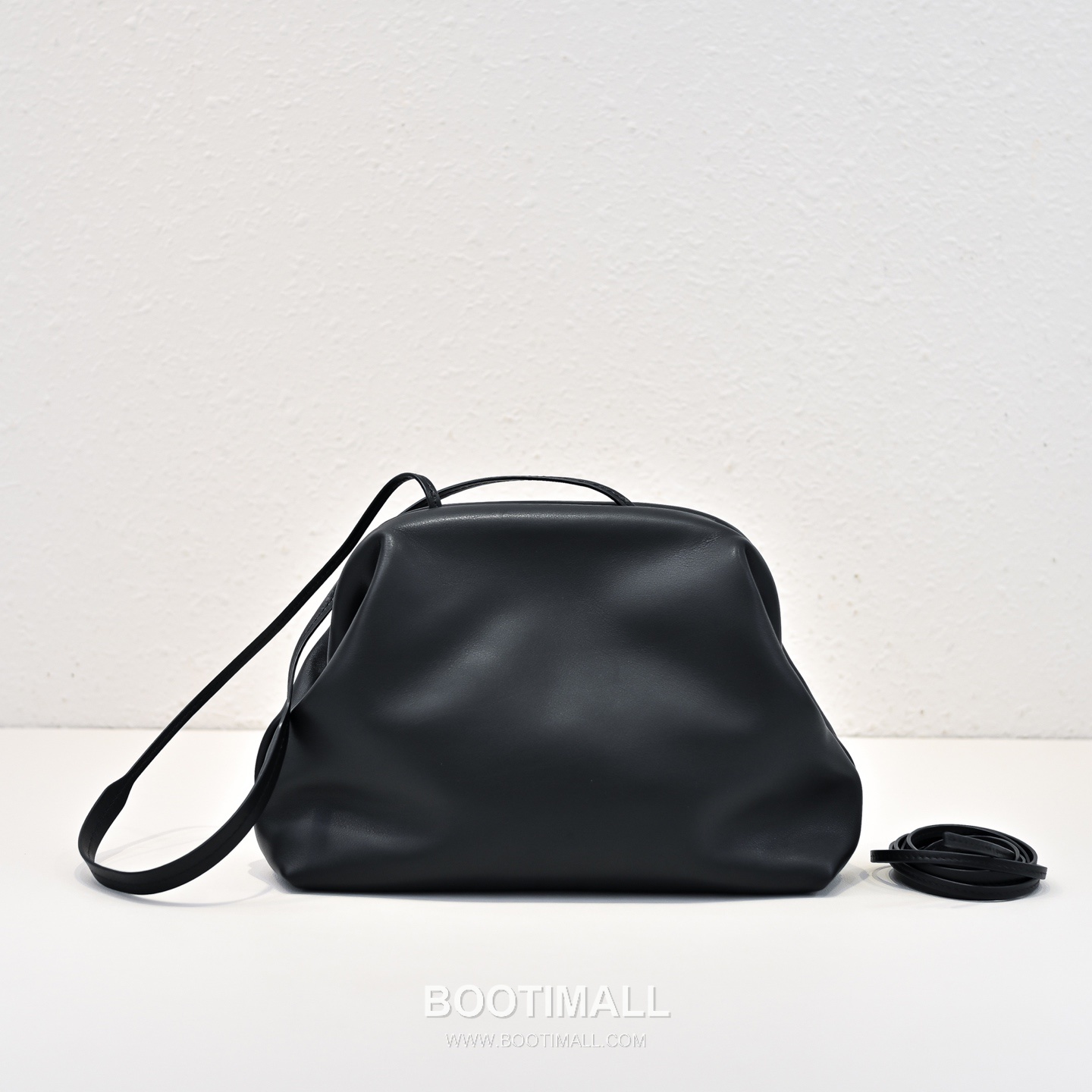 The Row Mira Saddle Calfskin Shoulder Bag with Strap Detail 더로우 미라 새들 카프스킨 스트랩 숄더백 25cm 2
