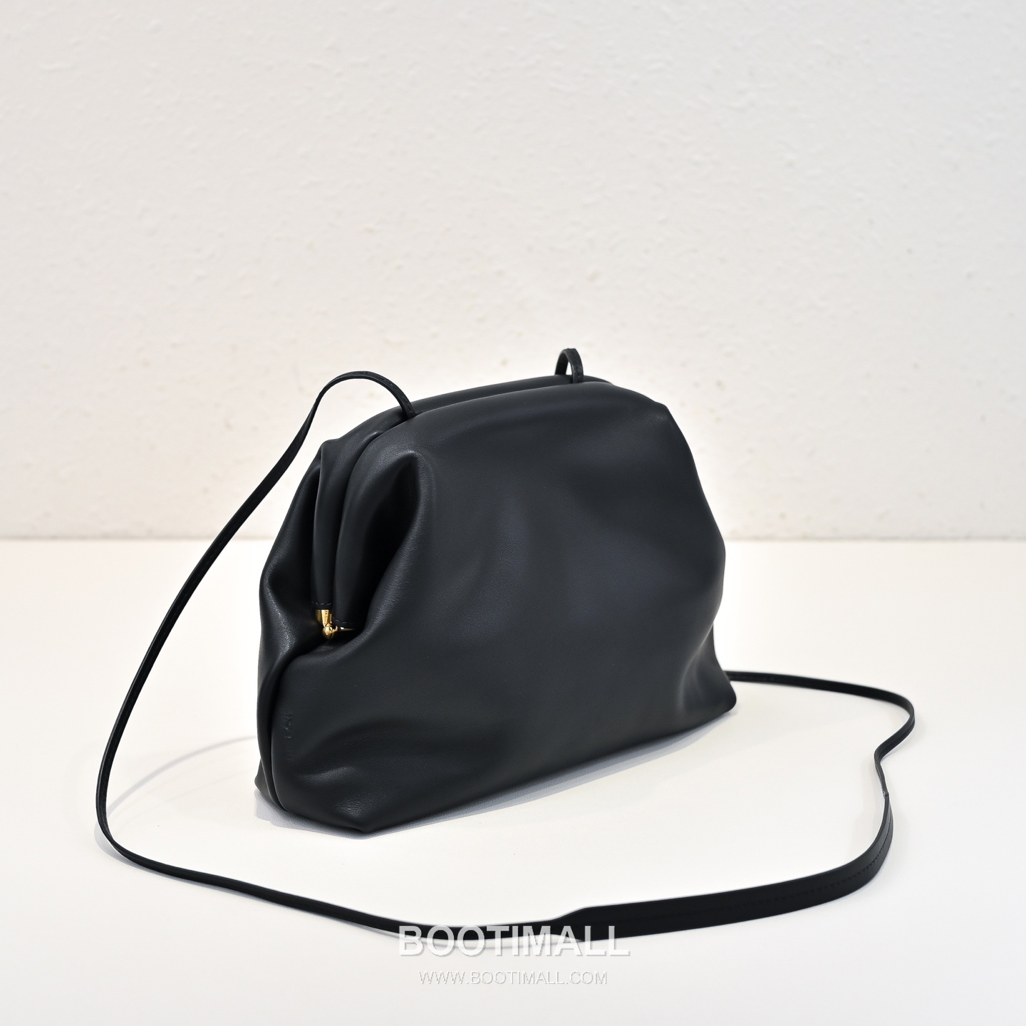 The Row Mira Saddle Calfskin Shoulder Bag with Strap Detail 더로우 미라 새들 카프스킨 스트랩 숄더백 25cm 3
