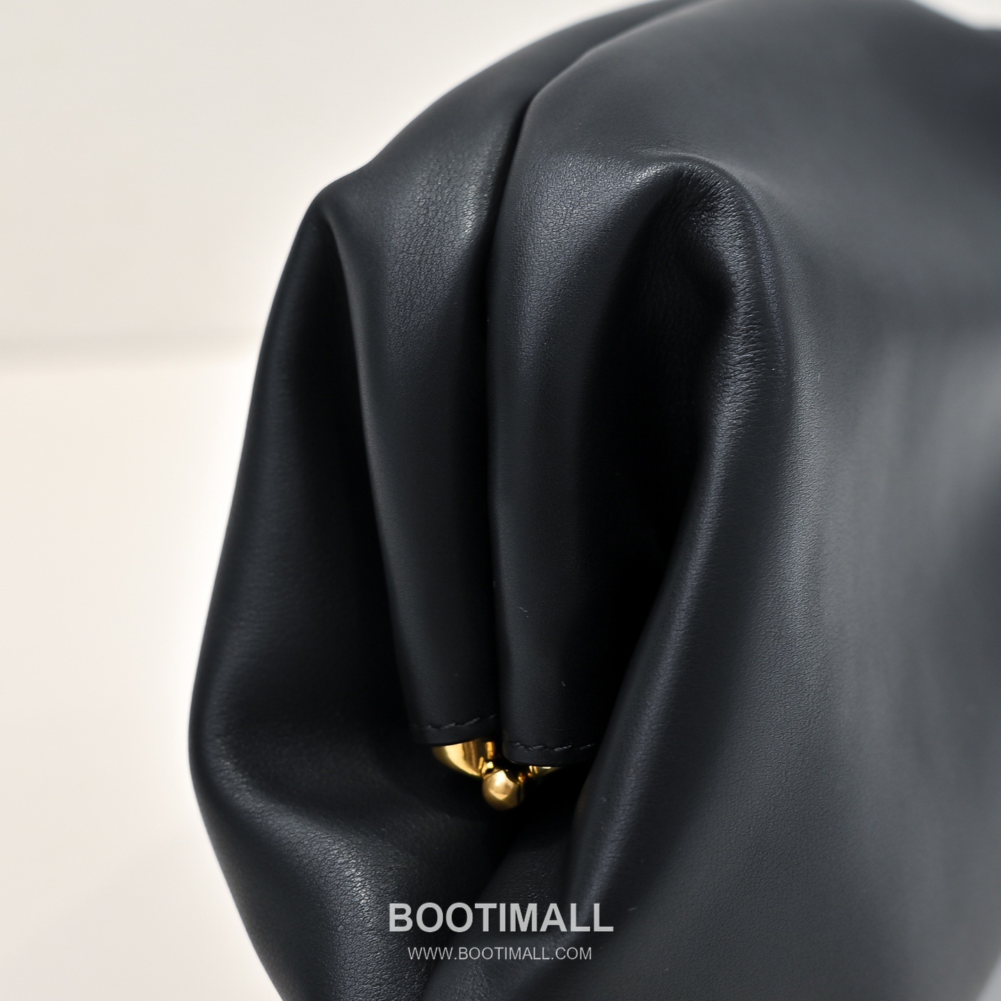 The Row Mira Saddle Calfskin Shoulder Bag with Strap Detail 더로우 미라 새들 카프스킨 스트랩 숄더백 25cm 5