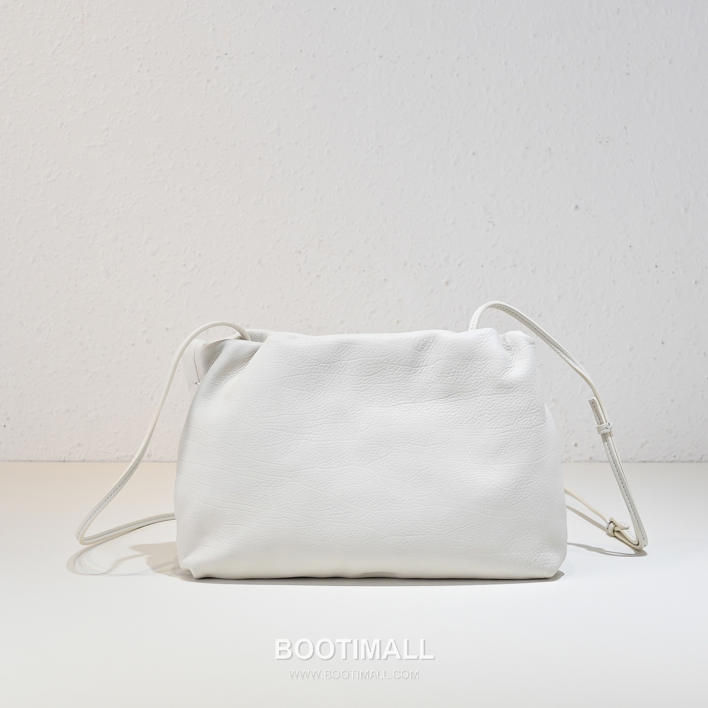 The Row Calfskin Cloud Clutch Bag with Magnetic Closure Detail 더로우 카프스킨 클라우드 마그네틱 클로저 클러치백 23cm 1