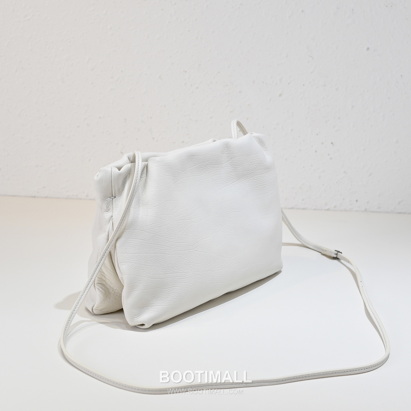 The Row Calfskin Cloud Clutch Bag with Magnetic Closure Detail 더로우 카프스킨 클라우드 마그네틱 클로저 클러치백 23cm 2