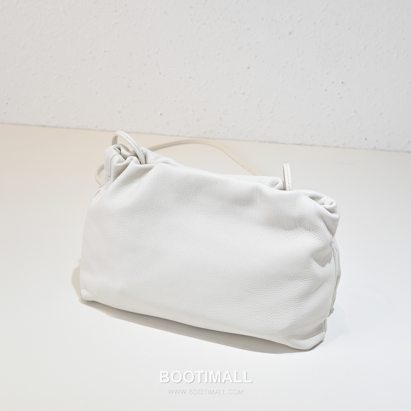 The Row Calfskin Cloud Clutch Bag with Magnetic Closure Detail 더로우 카프스킨 클라우드 마그네틱 클로저 클러치백 23cm 3