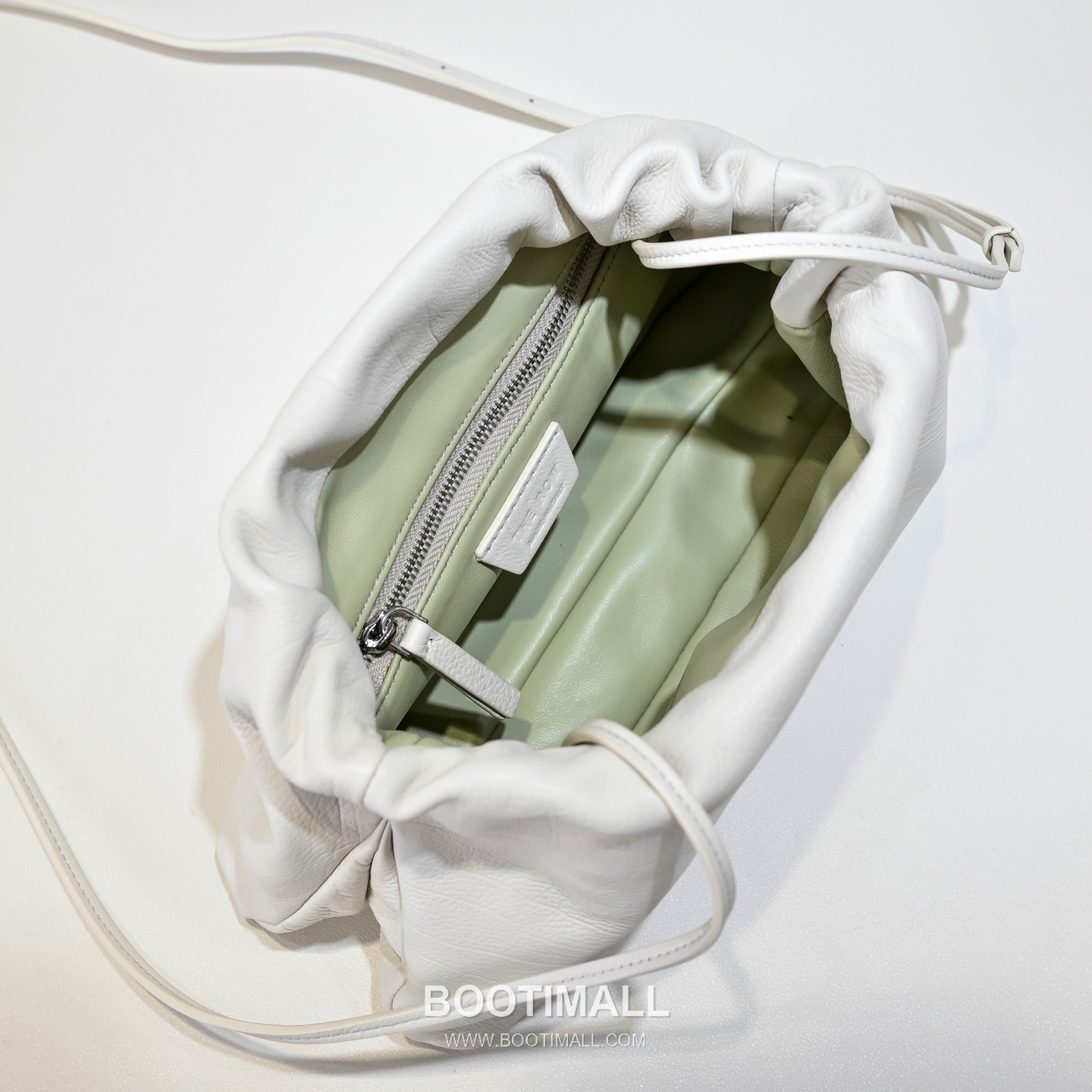 The Row Calfskin Cloud Clutch Bag with Magnetic Closure Detail 더로우 카프스킨 클라우드 마그네틱 클로저 클러치백 23cm 7