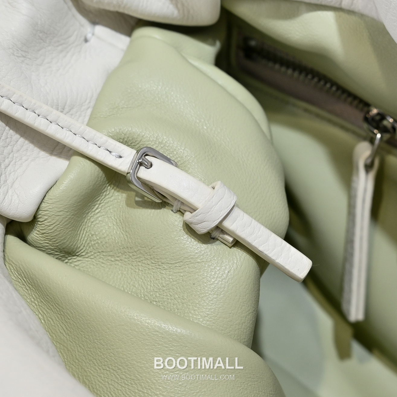 The Row Calfskin Cloud Clutch Bag with Magnetic Closure Detail 더로우 카프스킨 클라우드 마그네틱 클로저 클러치백 23cm 9