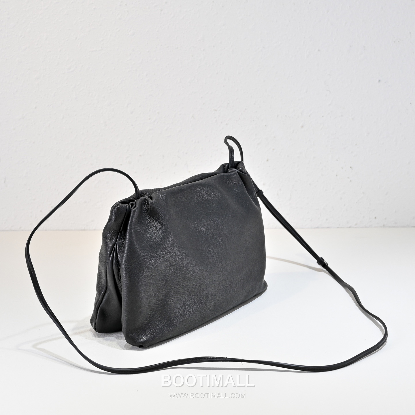 The Row Calfskin Cloud Clutch Bag with Magnetic Closure Detail 더로우 카프스킨 클라우드 마그네틱 클로저 클러치백 23cm 2