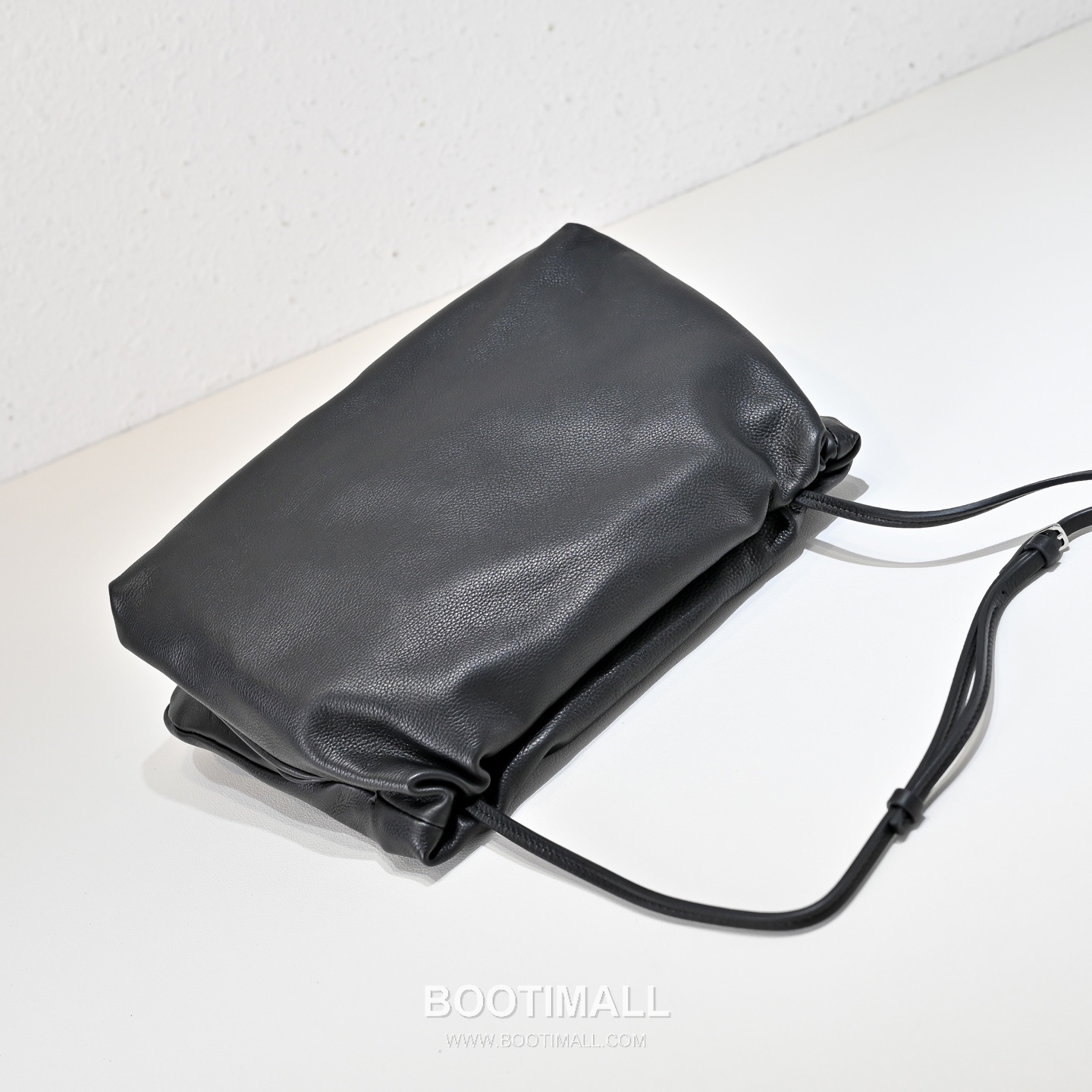 The Row Calfskin Cloud Clutch Bag with Magnetic Closure Detail 더로우 카프스킨 클라우드 마그네틱 클로저 클러치백 23cm 4