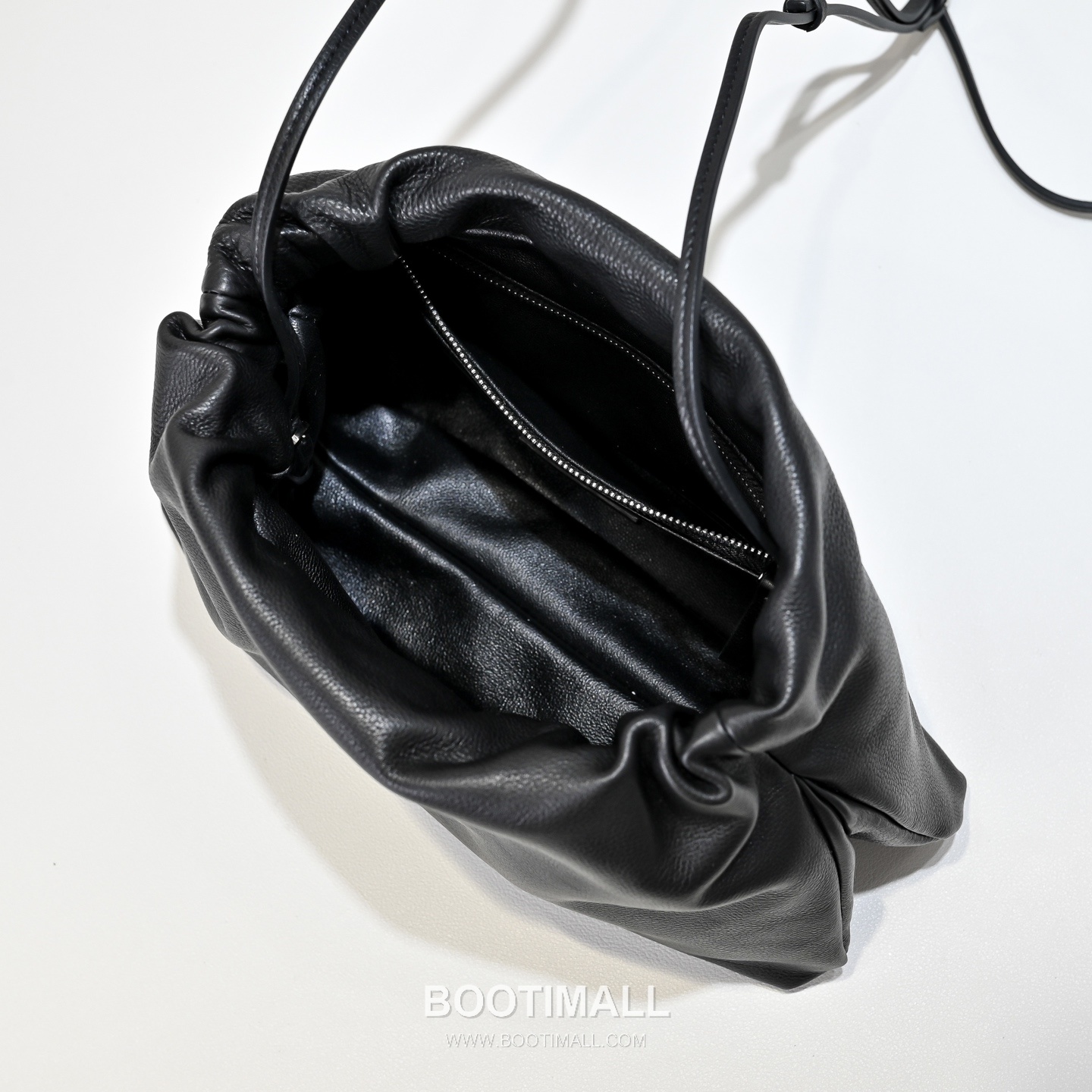 The Row Calfskin Cloud Clutch Bag with Magnetic Closure Detail 더로우 카프스킨 클라우드 마그네틱 클로저 클러치백 23cm 5