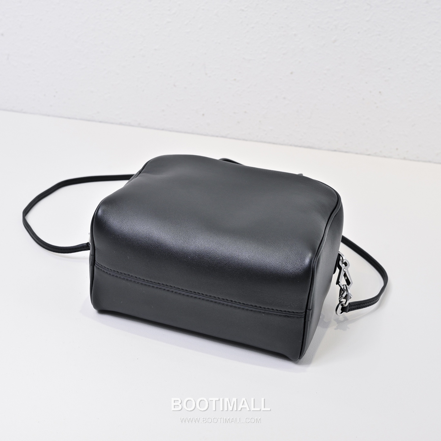 The Row Lambskin Top Handle Shoulder Bag with Structured Box Detail 더로우 램스킨 스트럭처 박스 탑핸들 숄더백 19cm 8