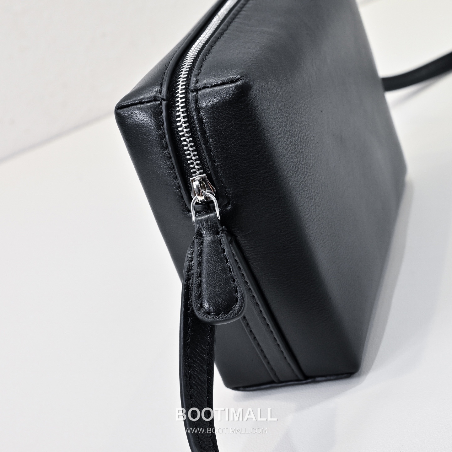 The Row Lambskin Top Handle Shoulder Bag with Structured Box Detail 더로우 램스킨 스트럭처 박스 탑핸들 숄더백 16cm 5