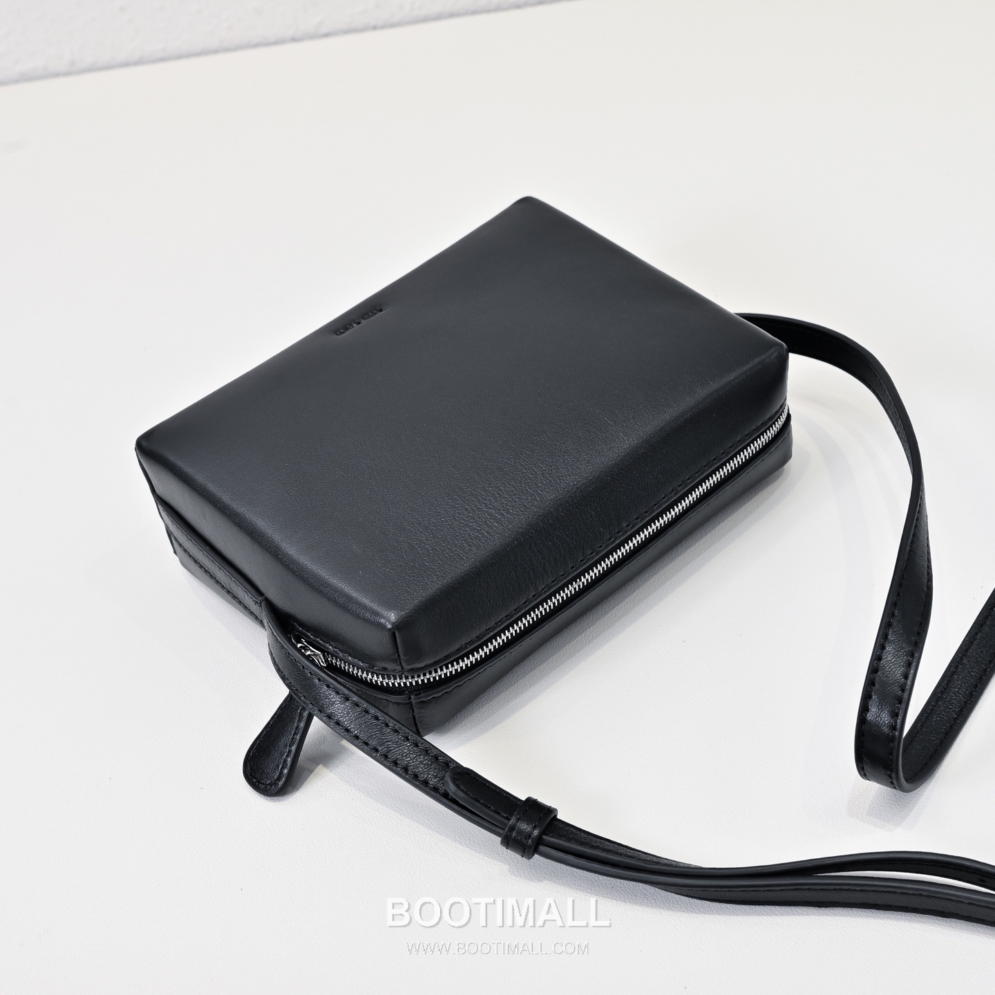 The Row Lambskin Top Handle Shoulder Bag with Structured Box Detail 더로우 램스킨 스트럭처 박스 탑핸들 숄더백 16cm 6