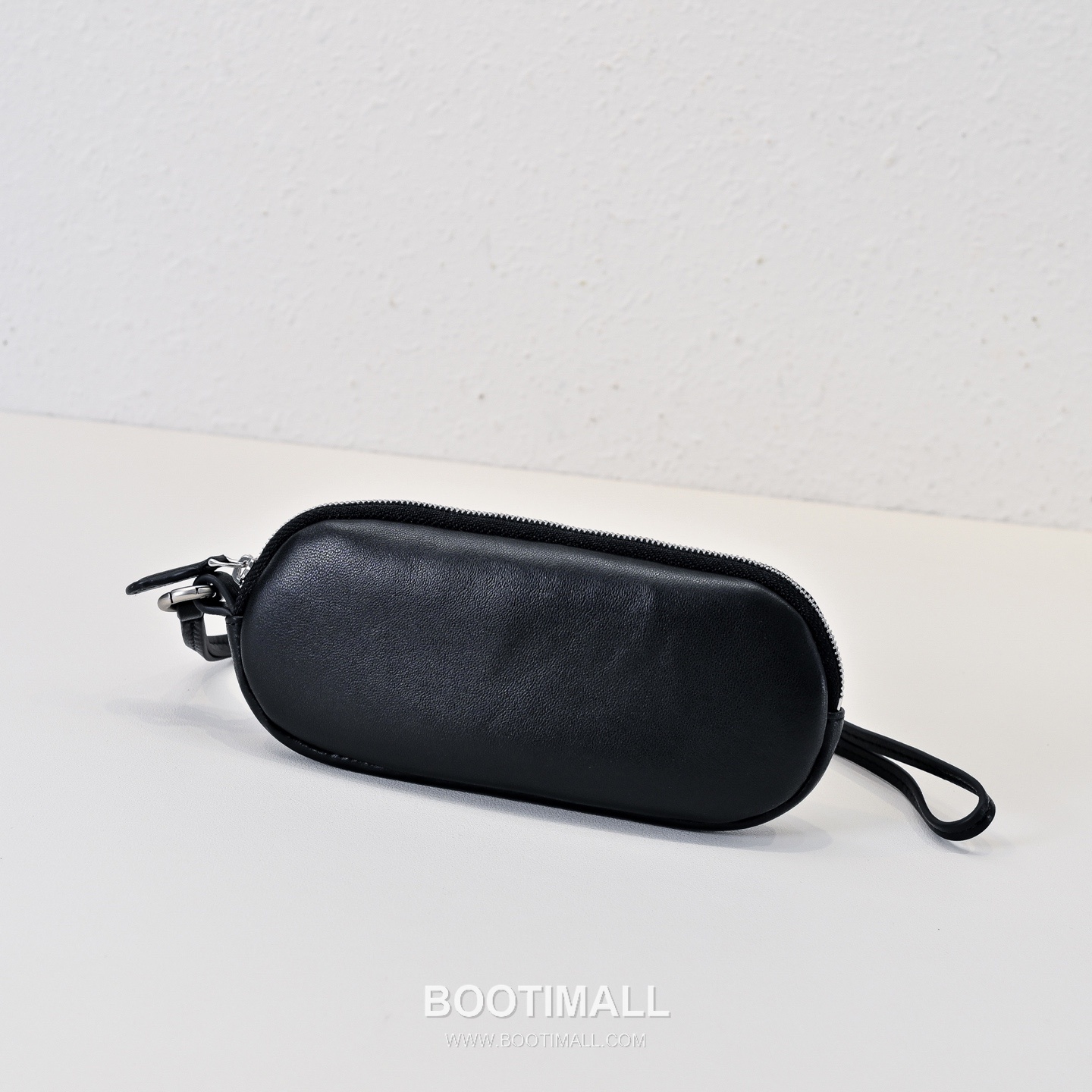 The Row Lambskin Sunglasses Case with Neck Strap Detail 더로우 램스킨 넥스트랩 선글라스 케이스 19cm 2