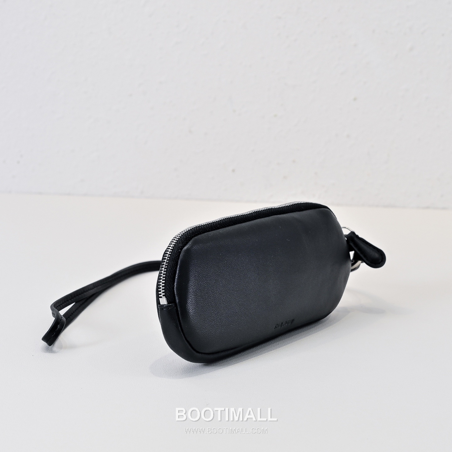 The Row Lambskin Sunglasses Case with Neck Strap Detail 더로우 램스킨 넥스트랩 선글라스 케이스 19cm 3