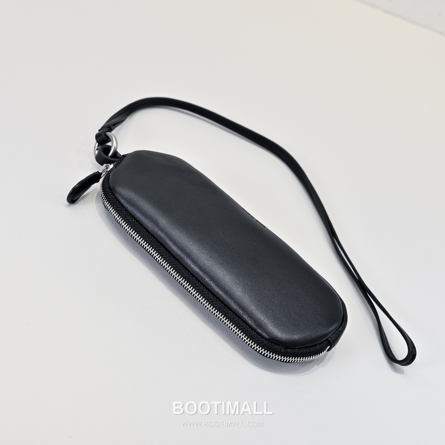 The Row Lambskin Sunglasses Case with Neck Strap Detail 더로우 램스킨 넥스트랩 선글라스 케이스 19cm 5