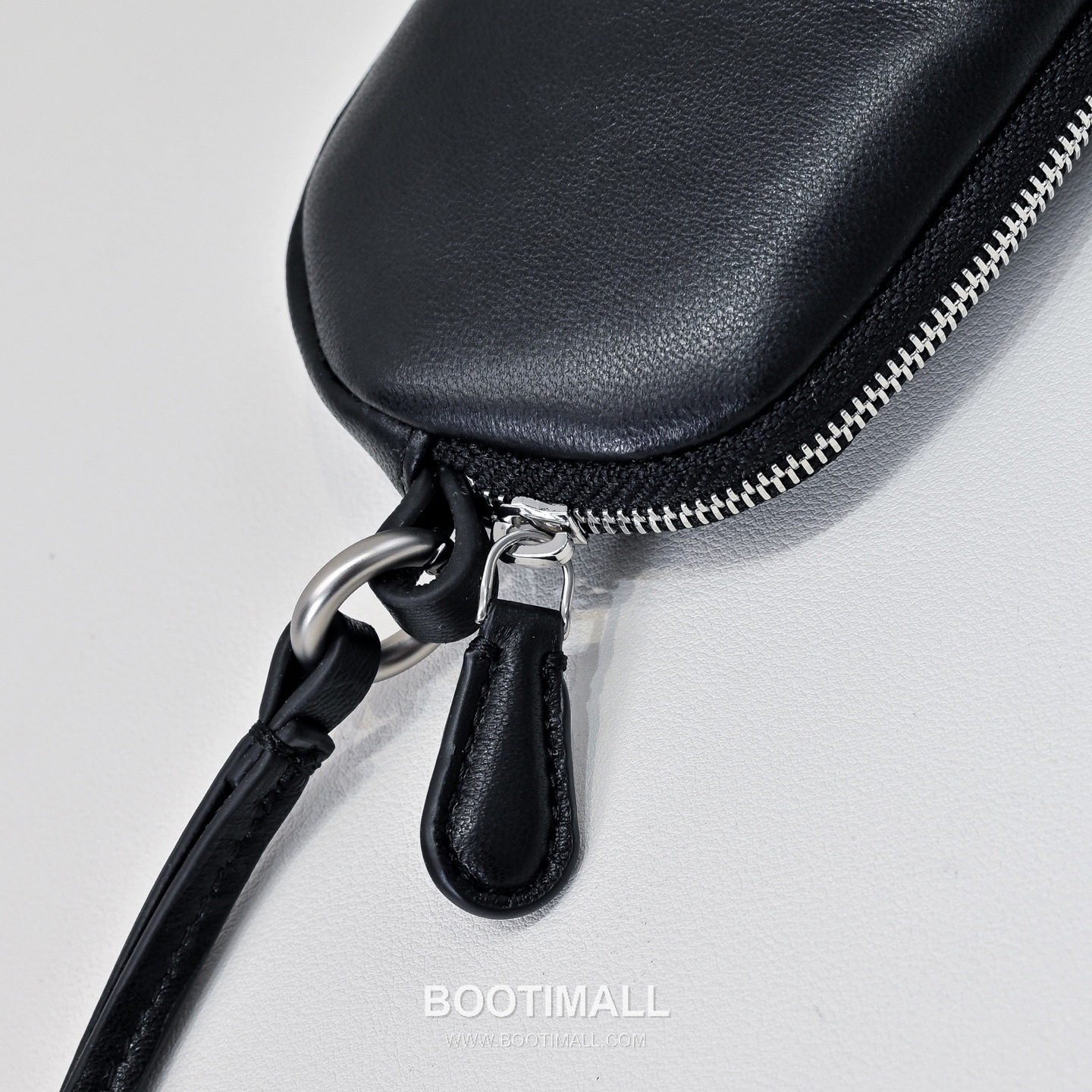 The Row Lambskin Sunglasses Case with Neck Strap Detail 더로우 램스킨 넥스트랩 선글라스 케이스 19cm 8