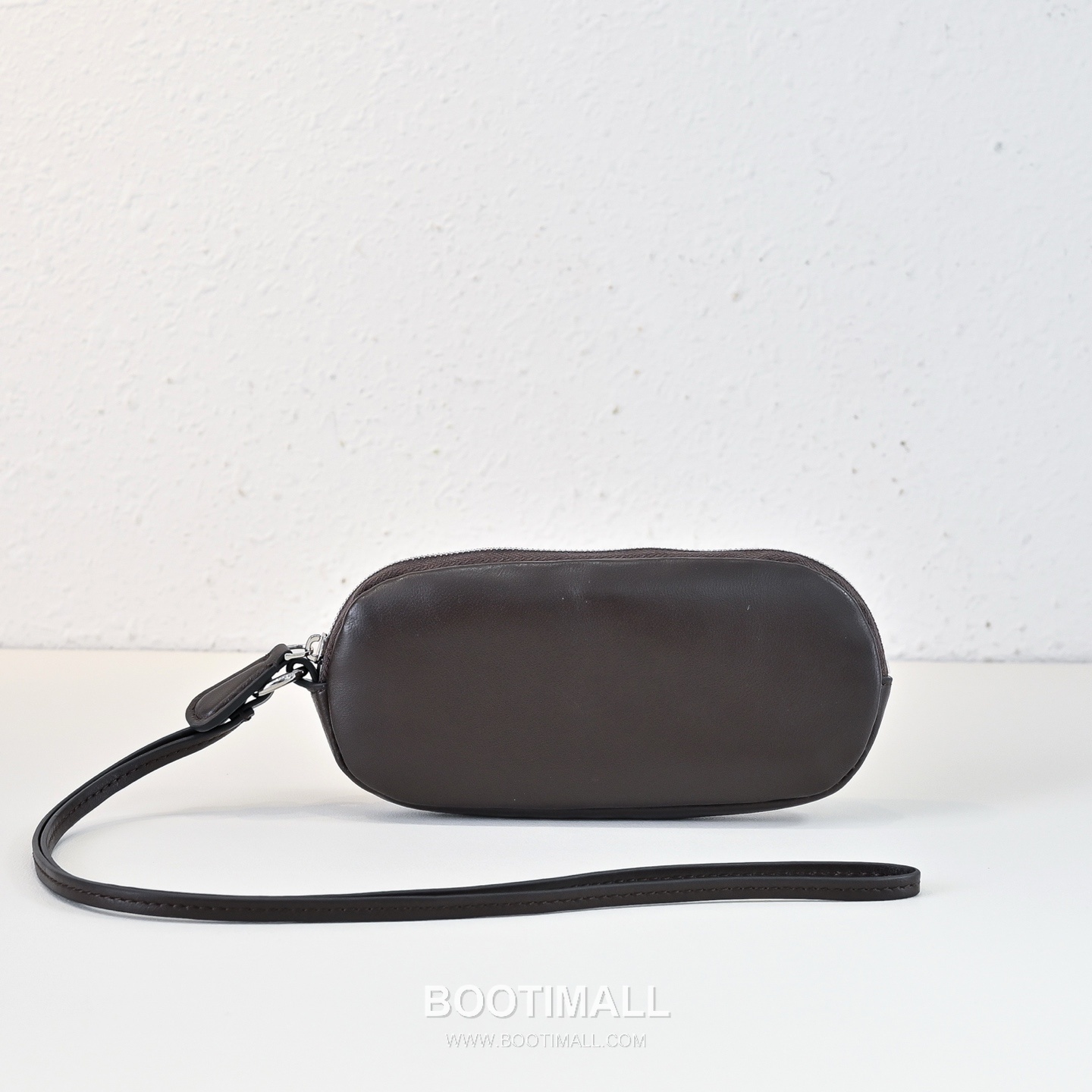 The Row Lambskin Sunglasses Case with Neck Strap Detail 더로우 램스킨 넥스트랩 선글라스 케이스 19cm 1