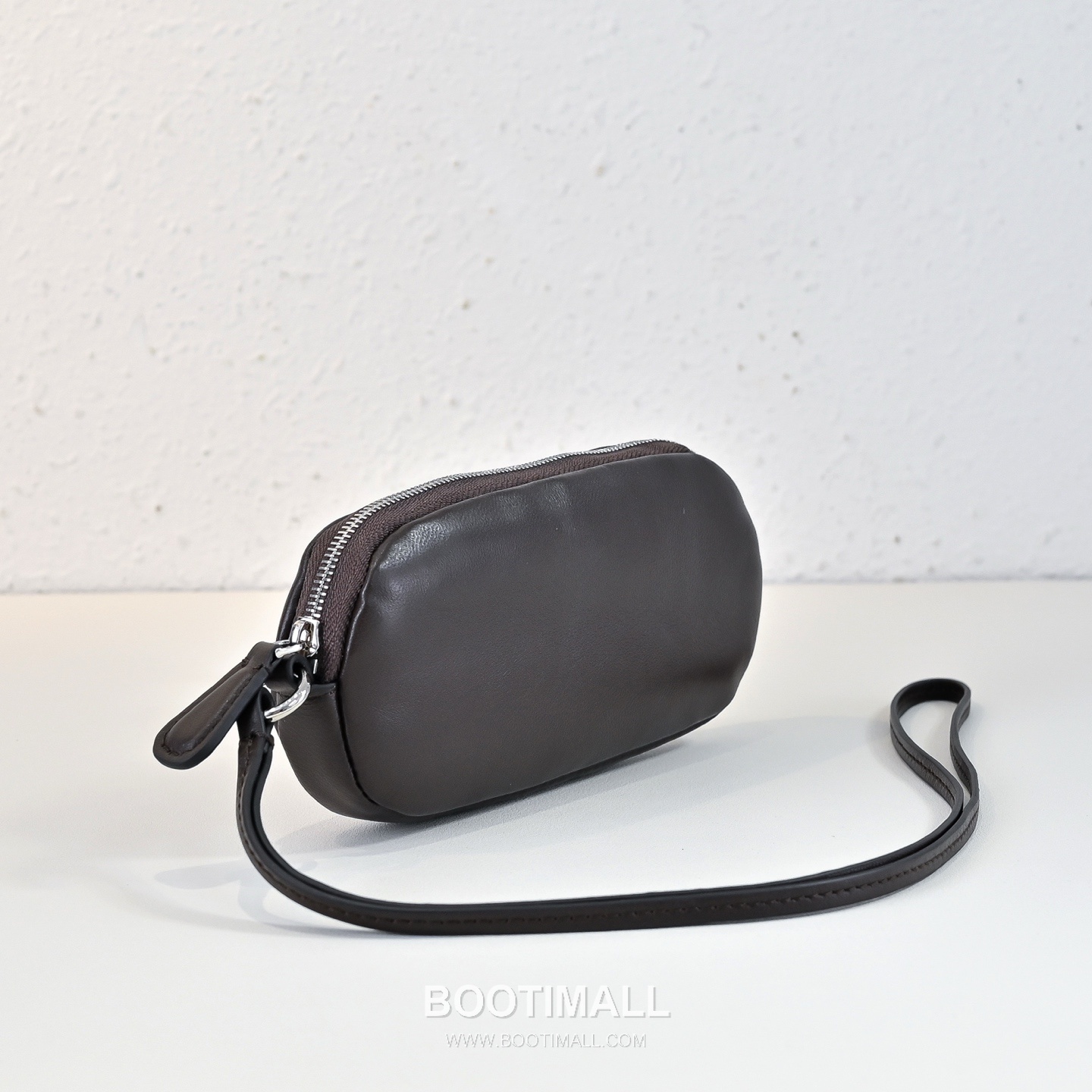 The Row Lambskin Sunglasses Case with Neck Strap Detail 더로우 램스킨 넥스트랩 선글라스 케이스 19cm 2