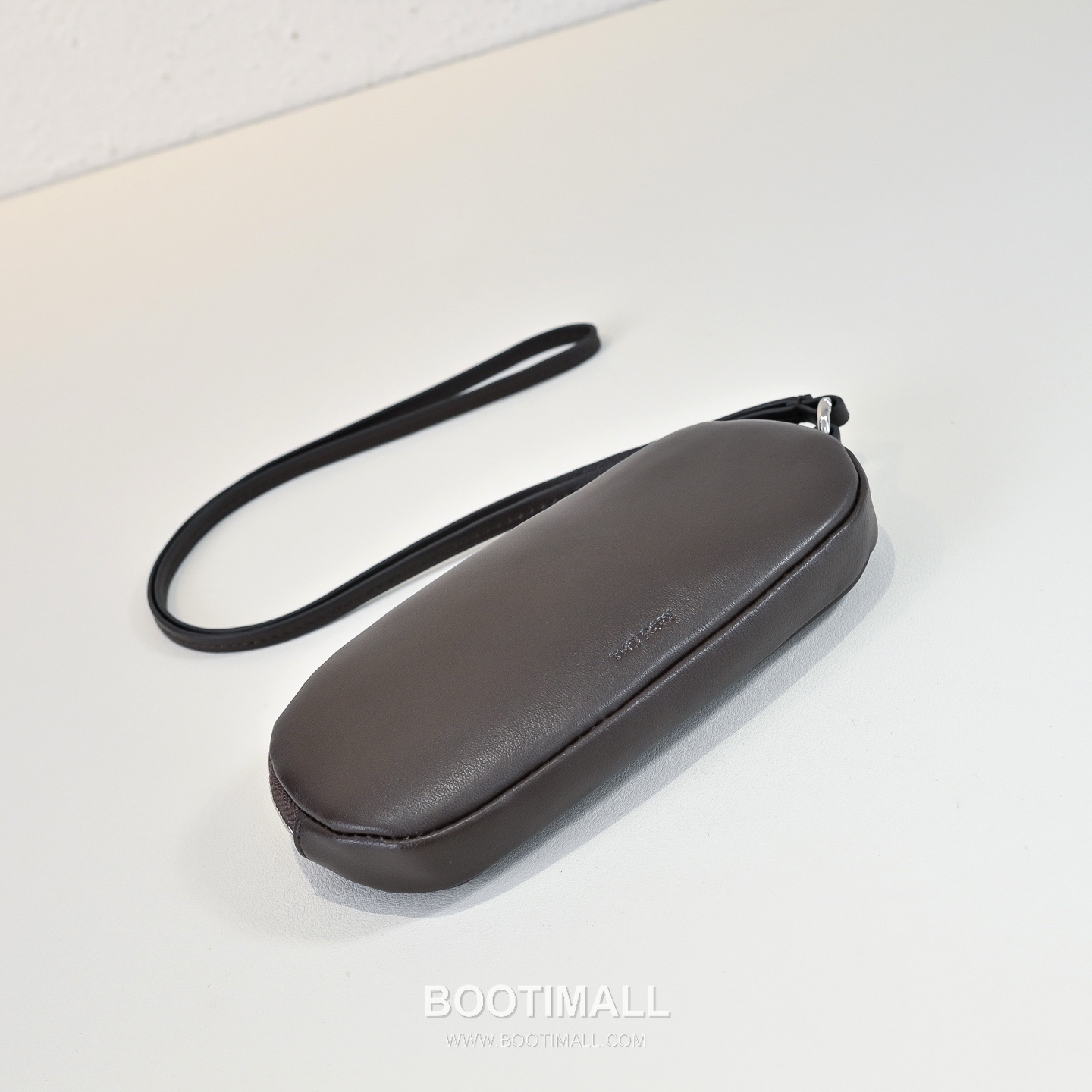 The Row Lambskin Sunglasses Case with Neck Strap Detail 더로우 램스킨 넥스트랩 선글라스 케이스 19cm 4