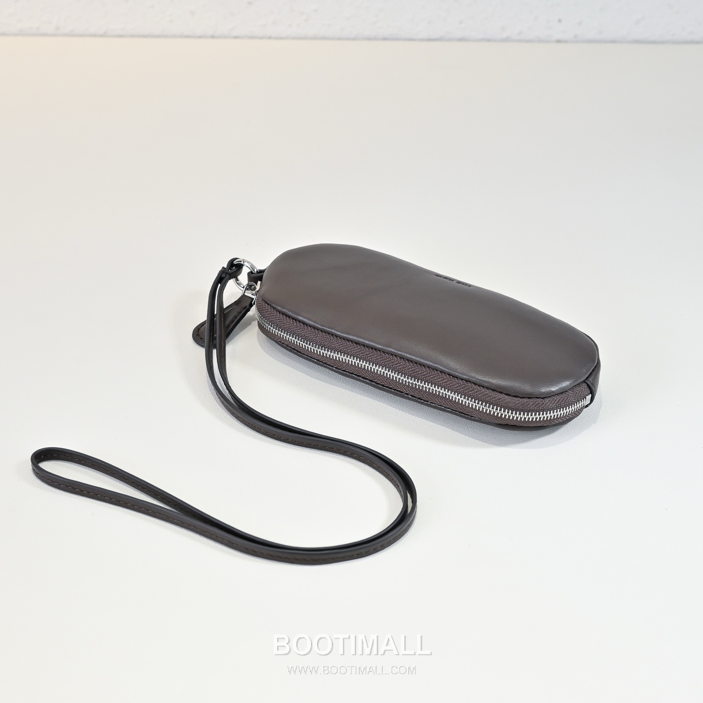 The Row Lambskin Sunglasses Case with Neck Strap Detail 더로우 램스킨 넥스트랩 선글라스 케이스 19cm 5