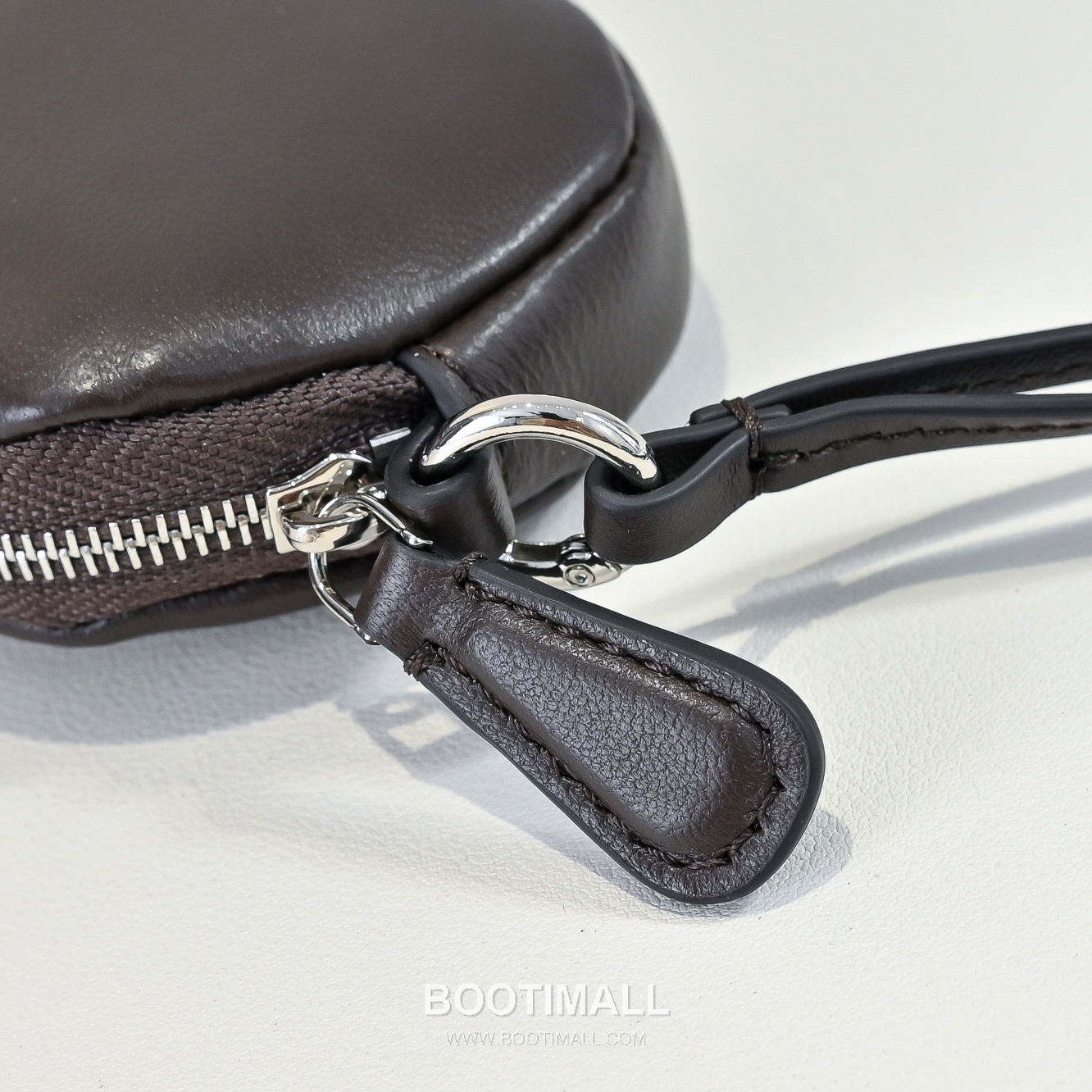 The Row Lambskin Sunglasses Case with Neck Strap Detail 더로우 램스킨 넥스트랩 선글라스 케이스 19cm 7