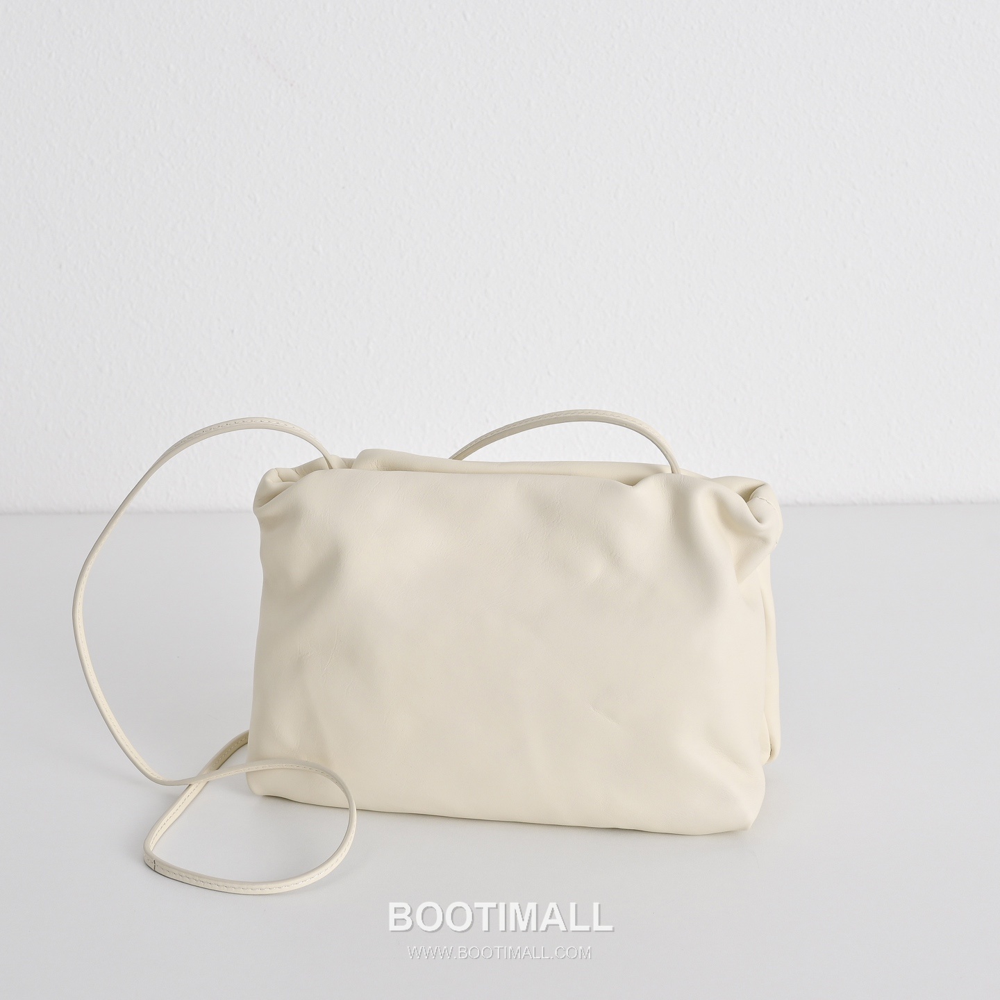 The Row Calfskin Cloud Crossbody Clutch Bag with Magnetic Closure Detail 더로우 카프스킨 클라우드 마그네틱 크로스 클러치백 23cm 2