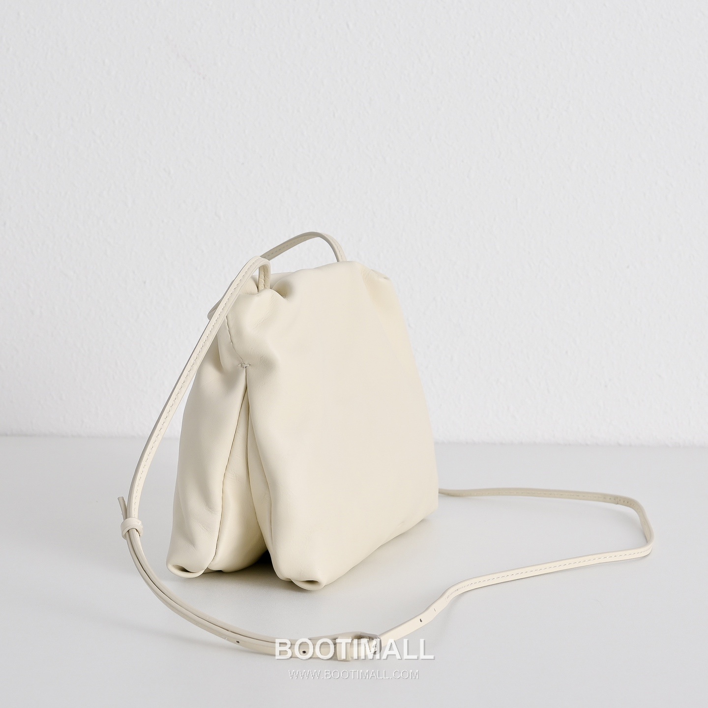 The Row Calfskin Cloud Crossbody Clutch Bag with Magnetic Closure Detail 더로우 카프스킨 클라우드 마그네틱 크로스 클러치백 23cm 3