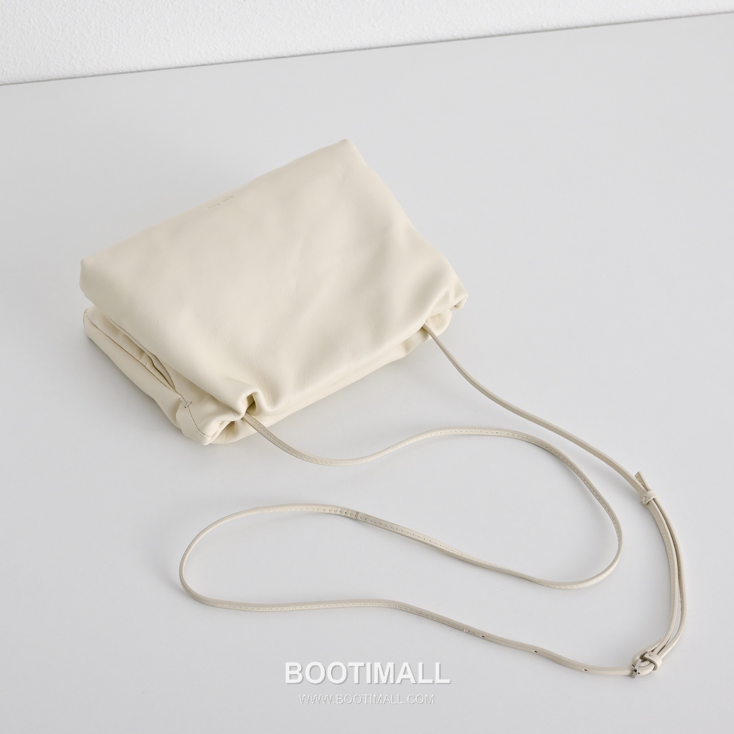 The Row Calfskin Cloud Crossbody Clutch Bag with Magnetic Closure Detail 더로우 카프스킨 클라우드 마그네틱 크로스 클러치백 23cm 4