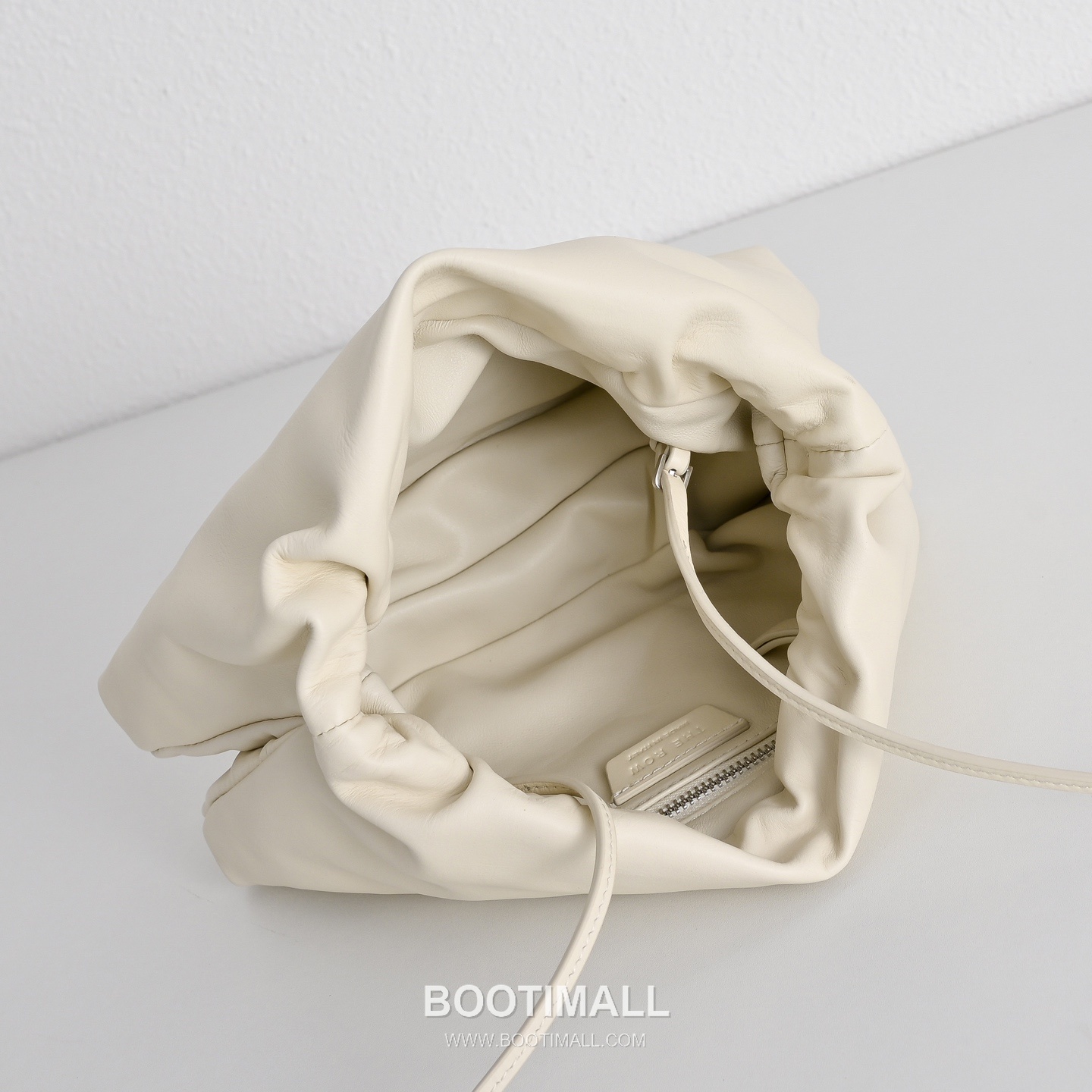 The Row Calfskin Cloud Crossbody Clutch Bag with Magnetic Closure Detail 더로우 카프스킨 클라우드 마그네틱 크로스 클러치백 23cm 5