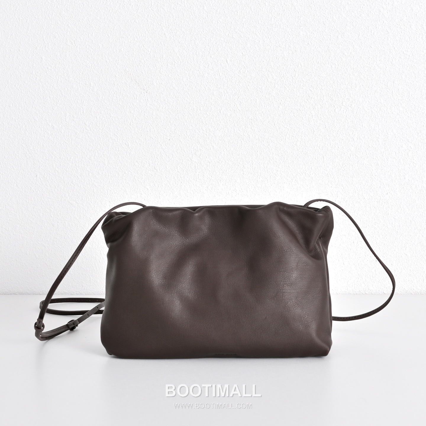 The Row Calfskin Cloud Crossbody Clutch Bag with Magnetic Closure Detail 더로우 카프스킨 클라우드 마그네틱 크로스 클러치백 23cm 1